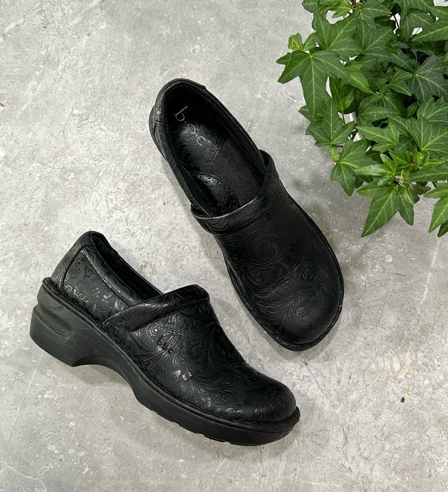 Born B.O.C. Tooled Black Faux Leather Clogs C45797 Women Size US 9M EUC