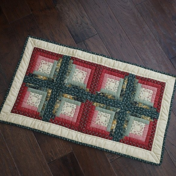 VINTAGE CHRISTMAS RED GREEN AMISH HAND STITCHED SEWN QUILT WALL HANGING ARTISAN