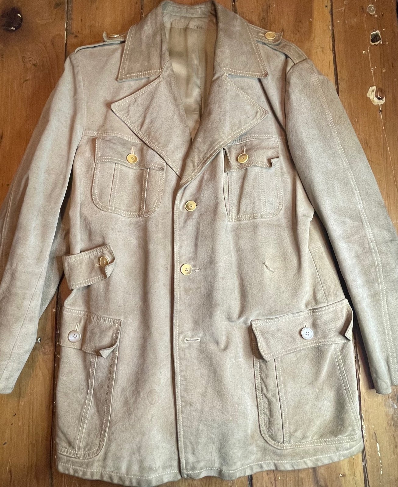 Vintage Tan Suede Wetern Leather Jacket from the 1970s. Estimated size Large