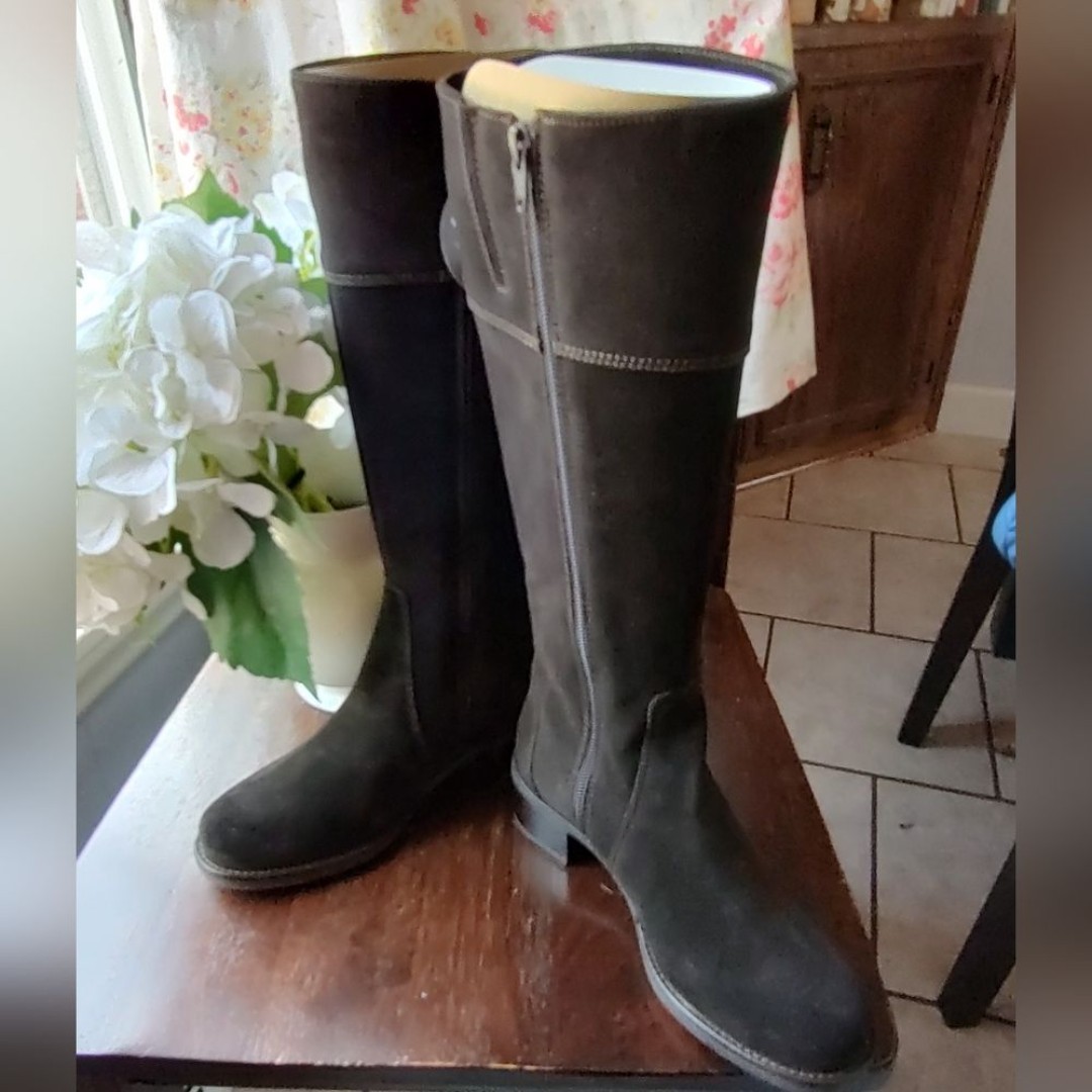 La Canadienne Women's Riding Boot In Espresso Suede. Size 5