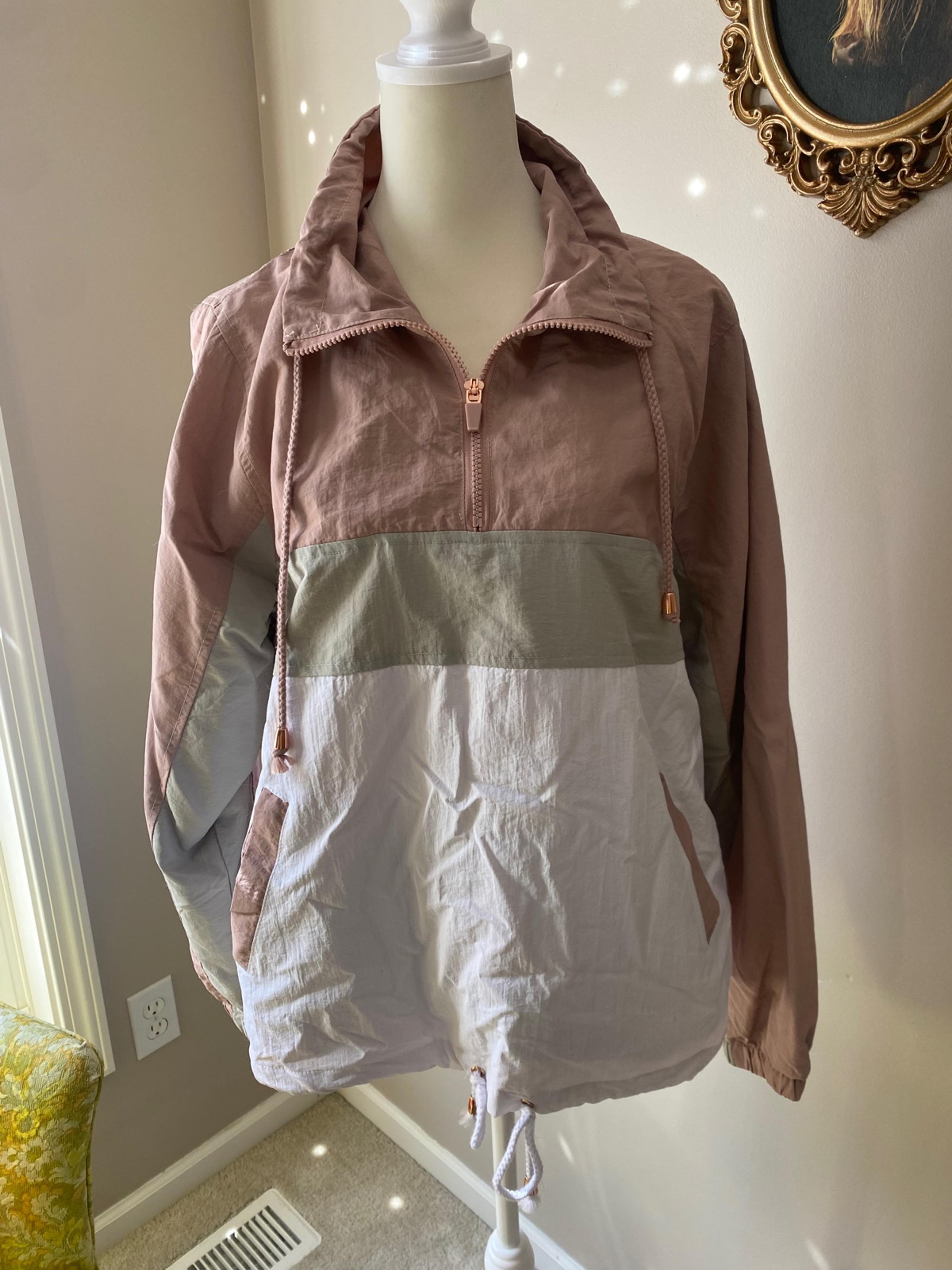 Women’s lightweight windbreaker