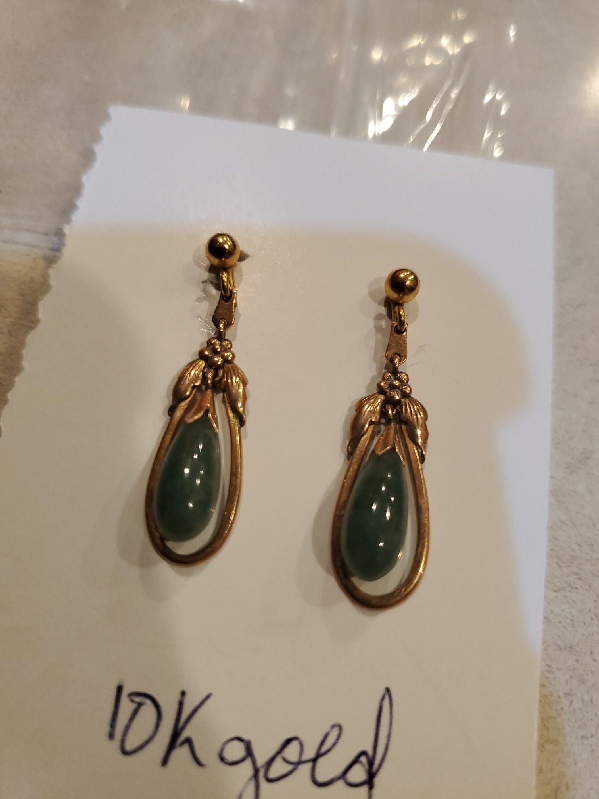 Vintage 10k gold and jade stone ear ring