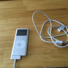 Apple IPod nano 2nd generation 2GB READ DESCRIPTION
