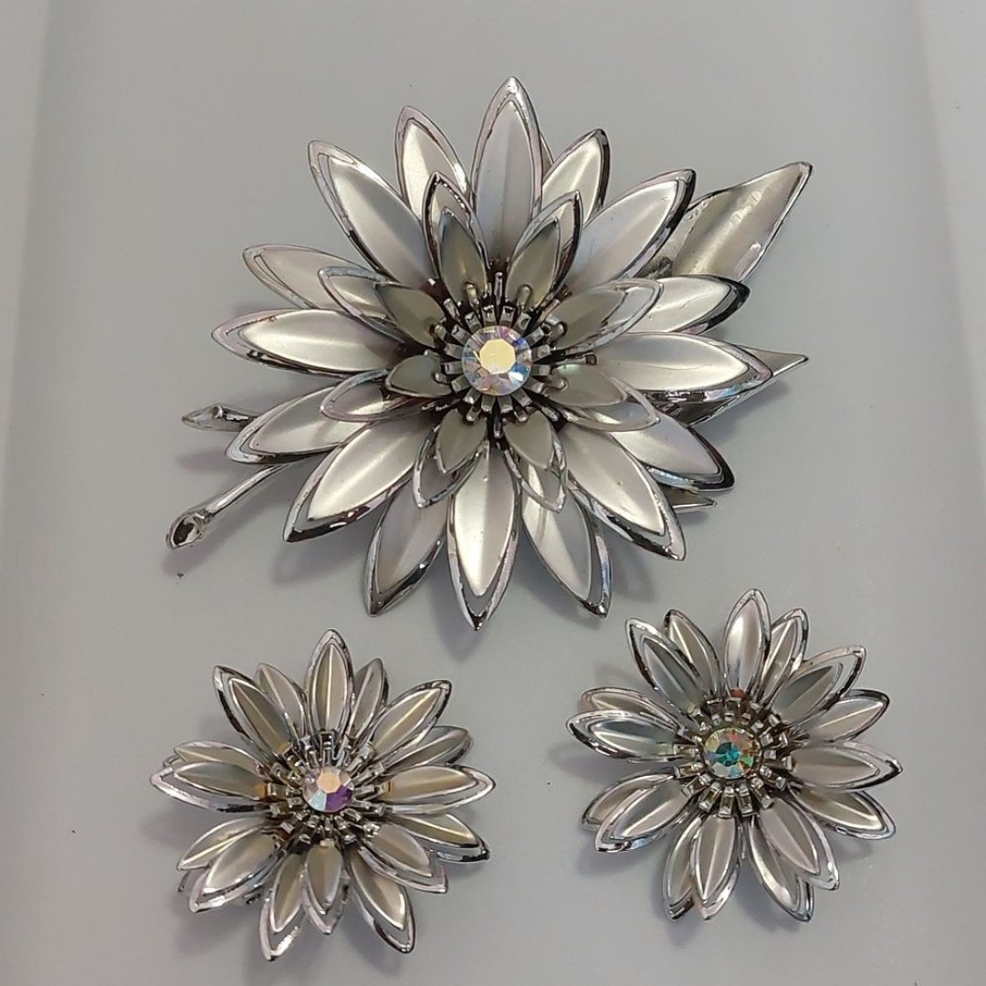 Vintage 1960s Daisy Flower with AB Rhinestone Center Brooch and Earrings Set