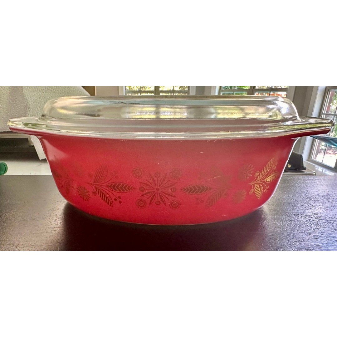 Pyrex Golden Poinsettia with lid