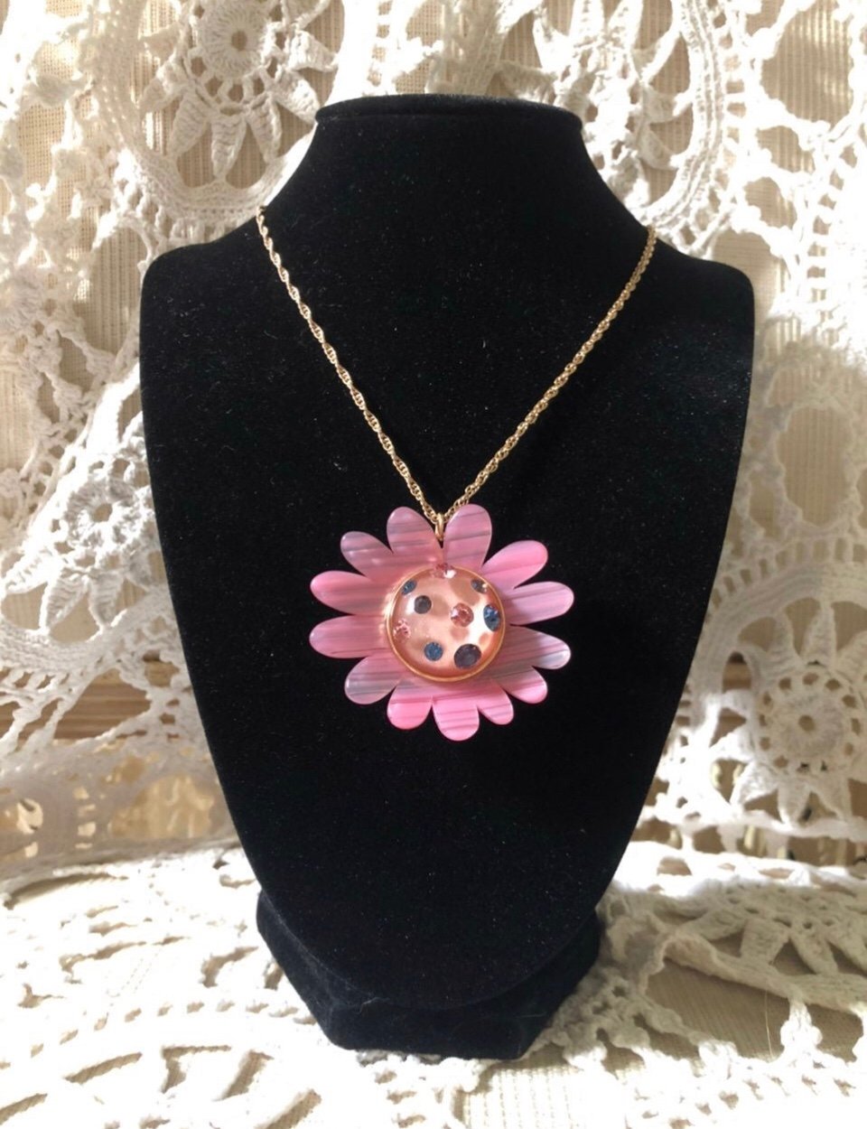 NWT Betsey Johnson Groovy Daisy Necklace
