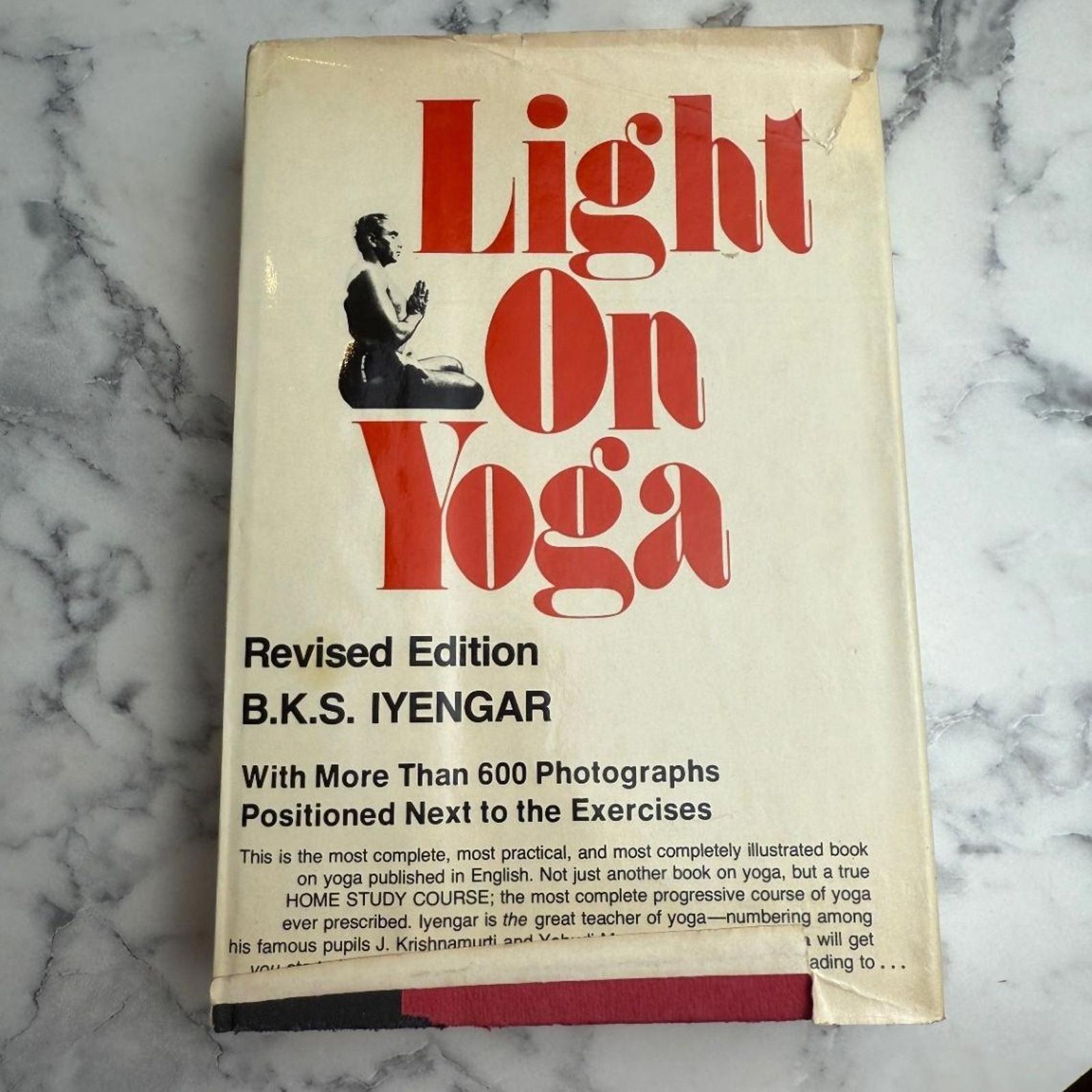 Iyengar Light Yoga 1977 Revised Hardcover DJ 600 Photos Classic Guide