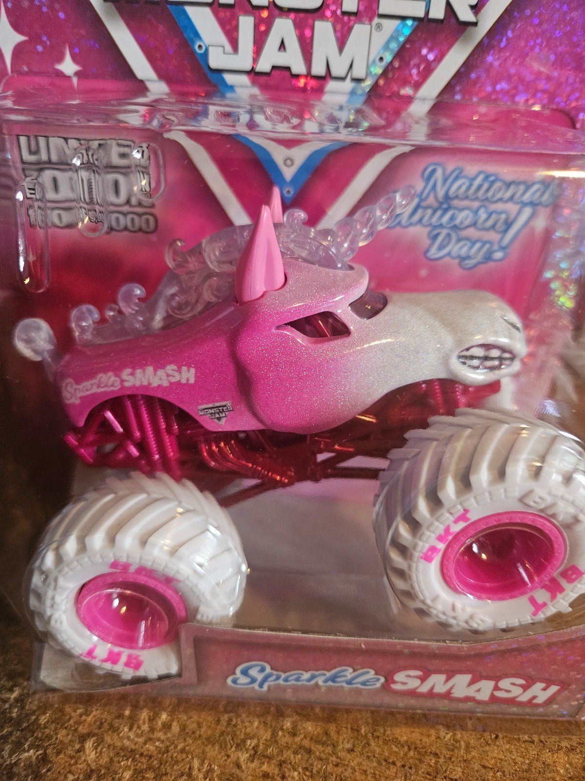 BRAND NEW MONSTER JAM SPARKLE SMASH LIMITED EDITION 1 OF 5000 UNICORN DAY TRUCK