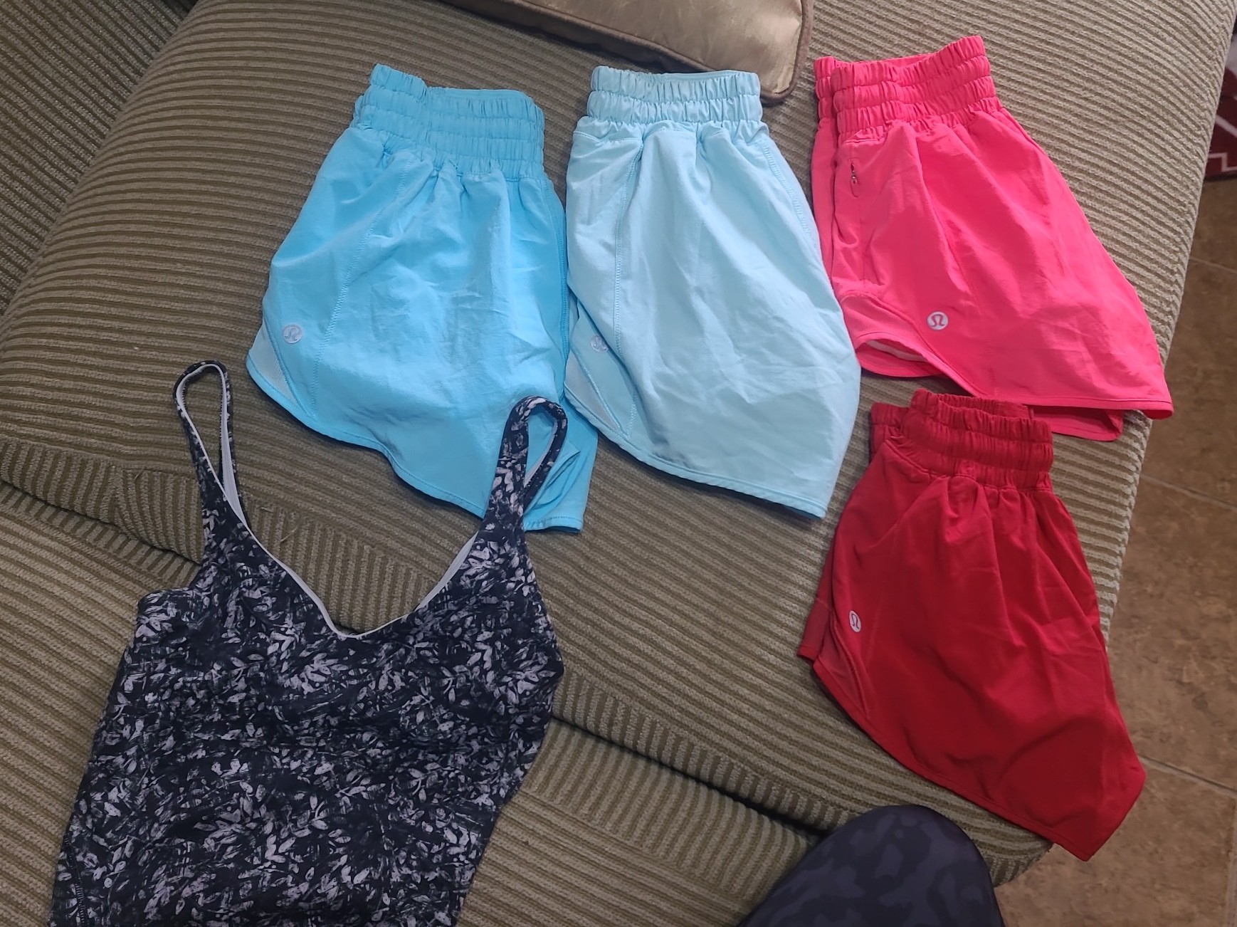 Lululemon size 0 bunlde hotty hot short align top