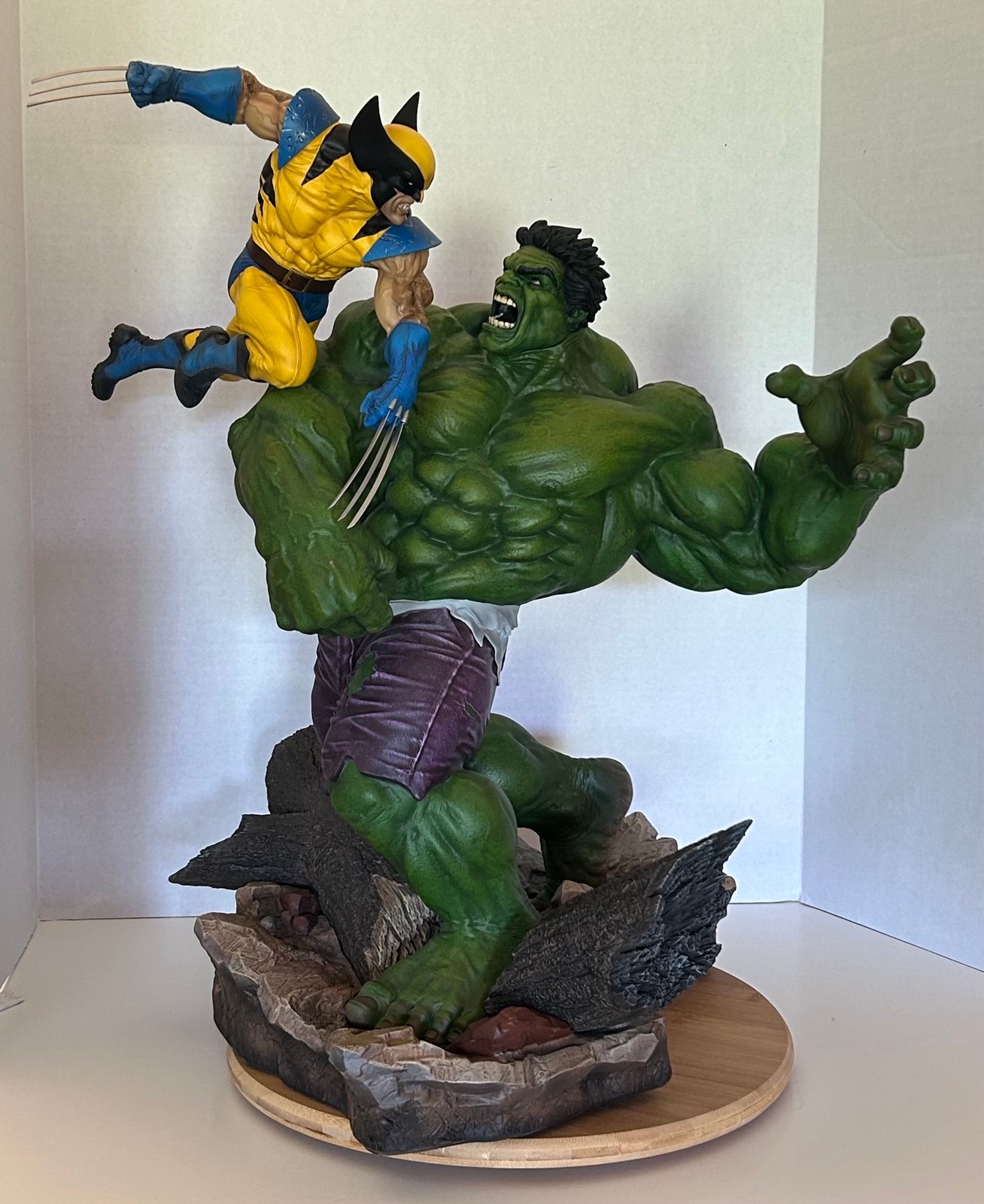 Sideshow Hulk Vs. Wolverine Maquette Exclusive
