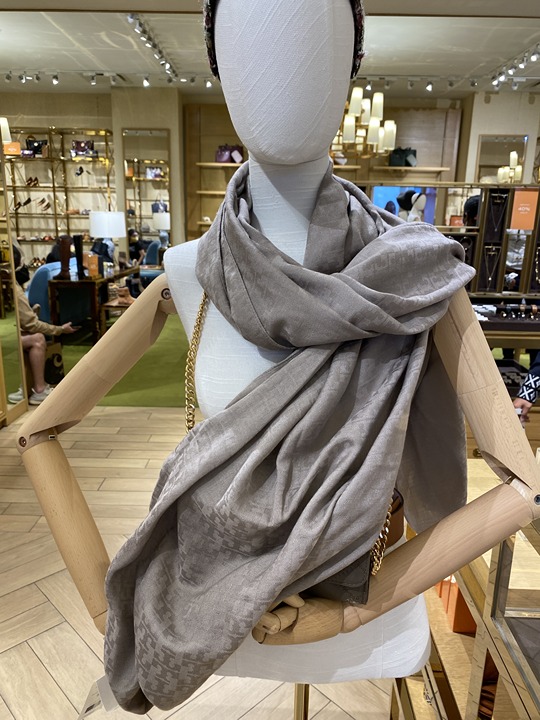 関税込TORY BURCH★Mosaic Logo Jacquard Scarf フランス製 Tory Burch Mosaic Logo Jacquard Scarf in French Gray NWT | eBay