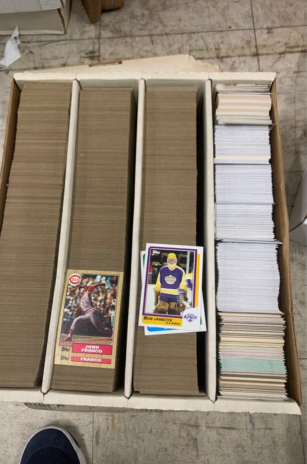 3000 baseball hockey cards lot box