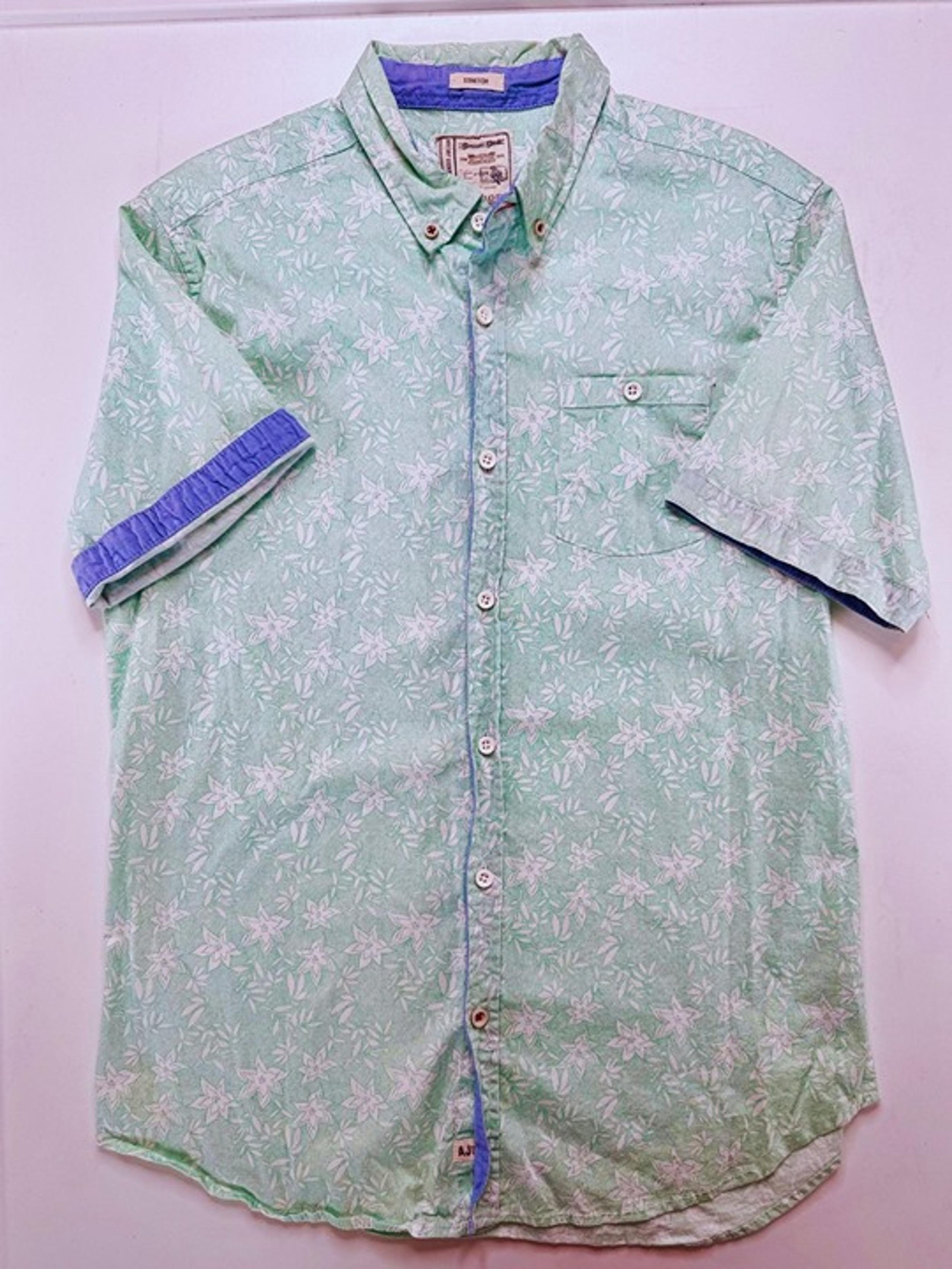 Men Large Short Sleeve Button Up Shirt