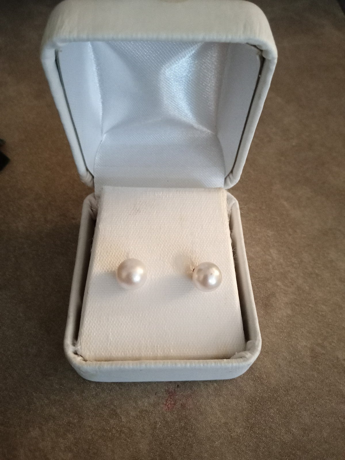 Woman's Pearl Earings