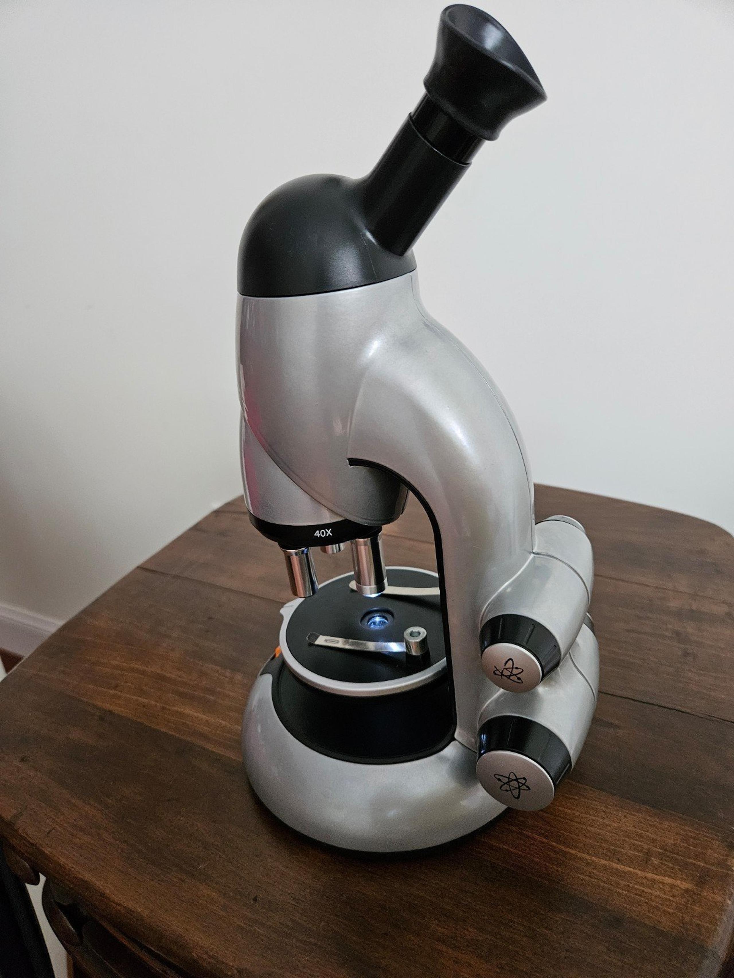 Student microscope 1200 X.