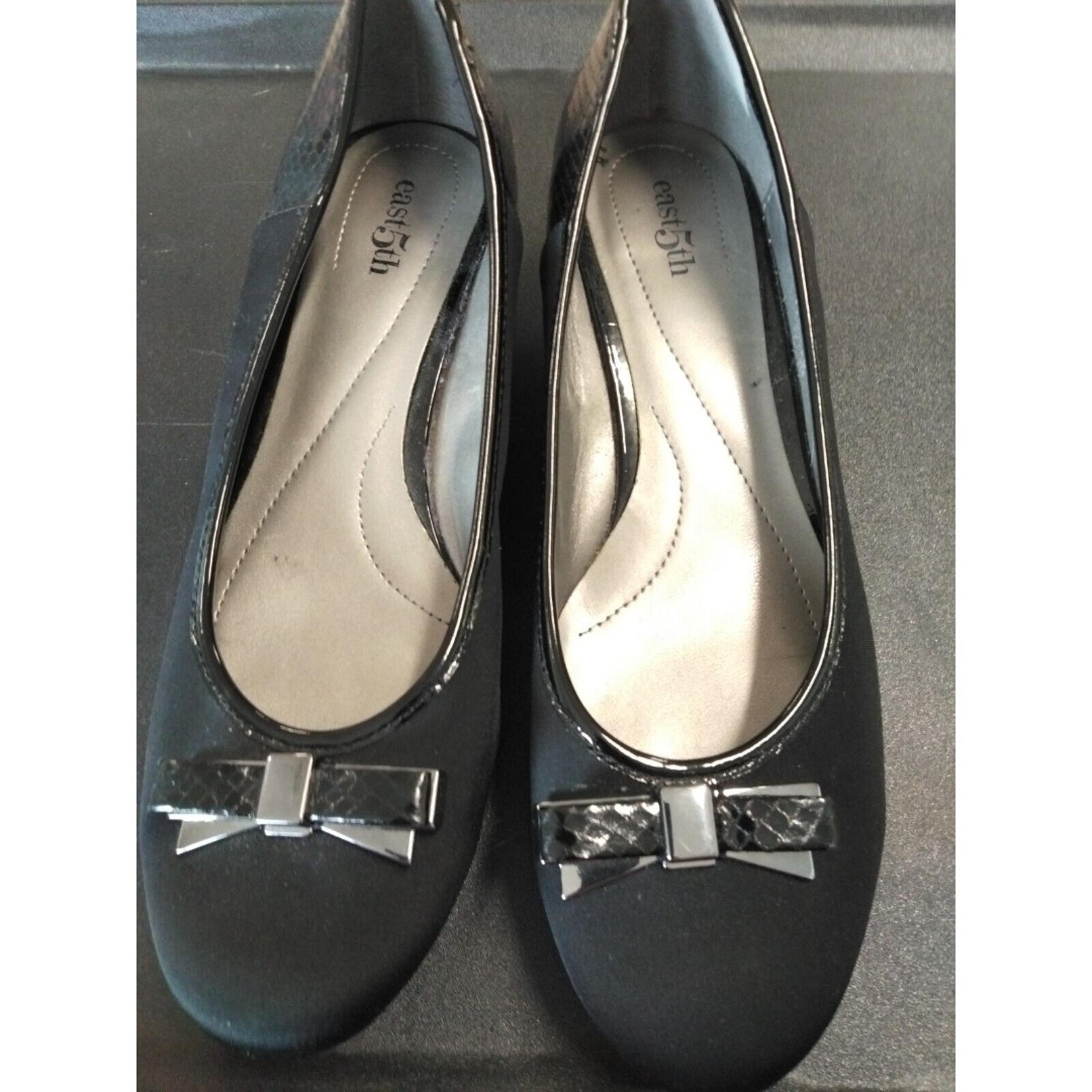 East 5 Th Size 9 Wedge Black With A Small Bow On Toes