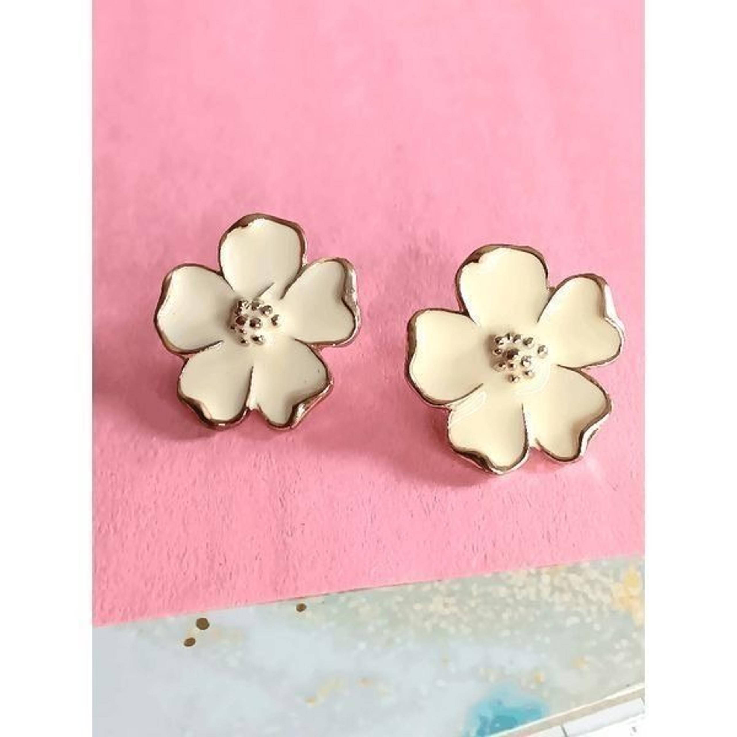 White Stud Flower Earrings