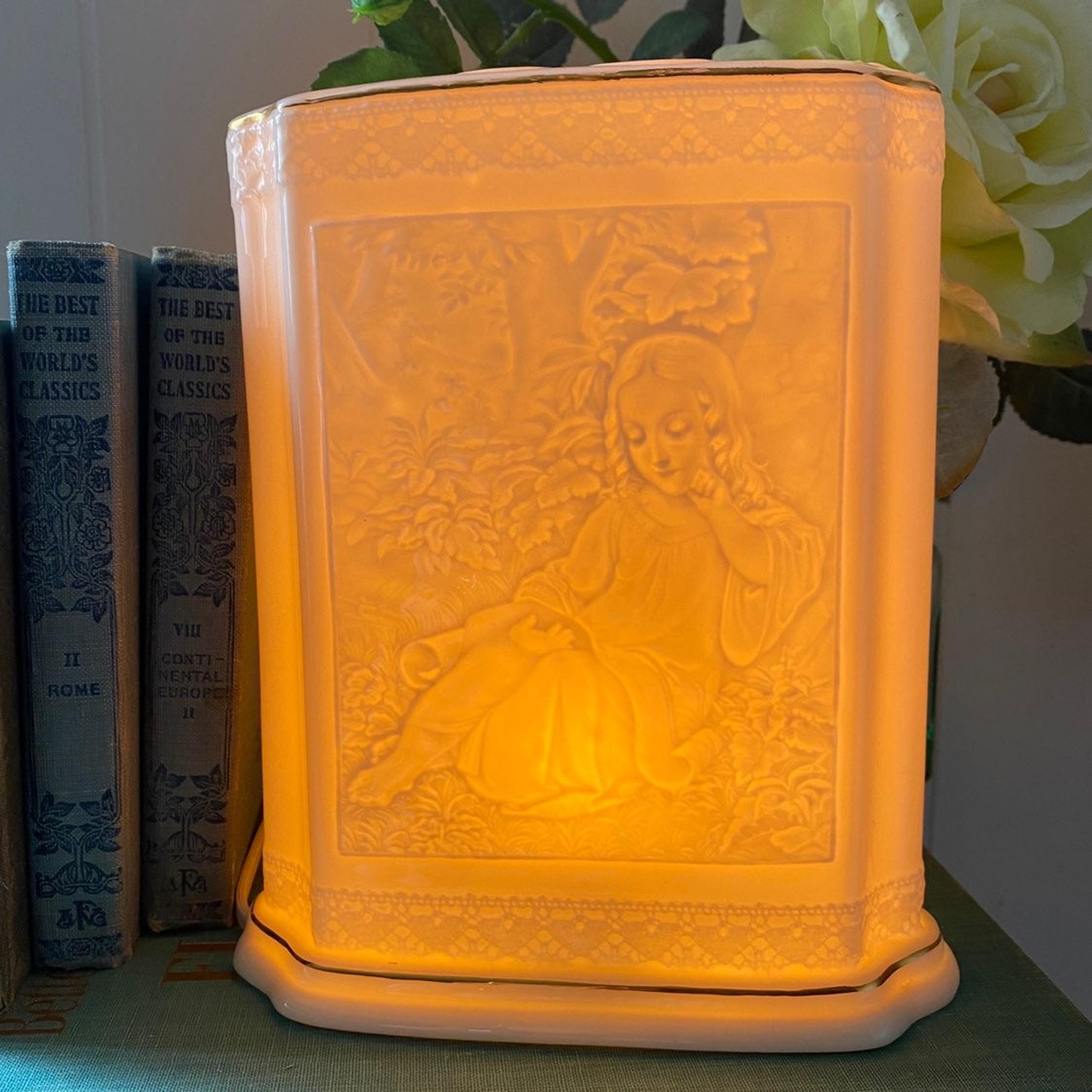 Pretty!! Porcelain Lithophane Lamp Light