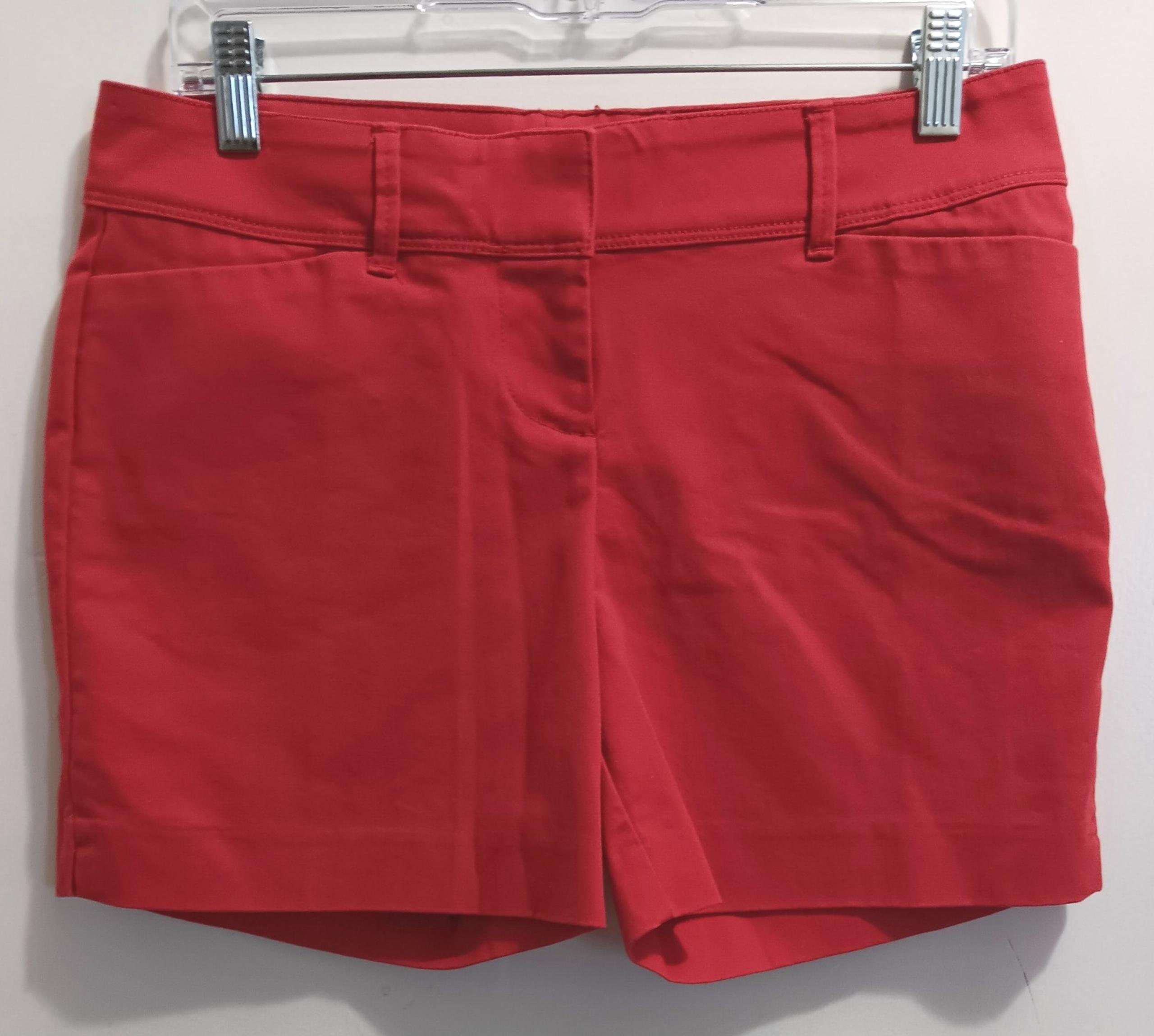 The Limited Women's Shorts Size 4.  Zip, button,  and two hook closure.