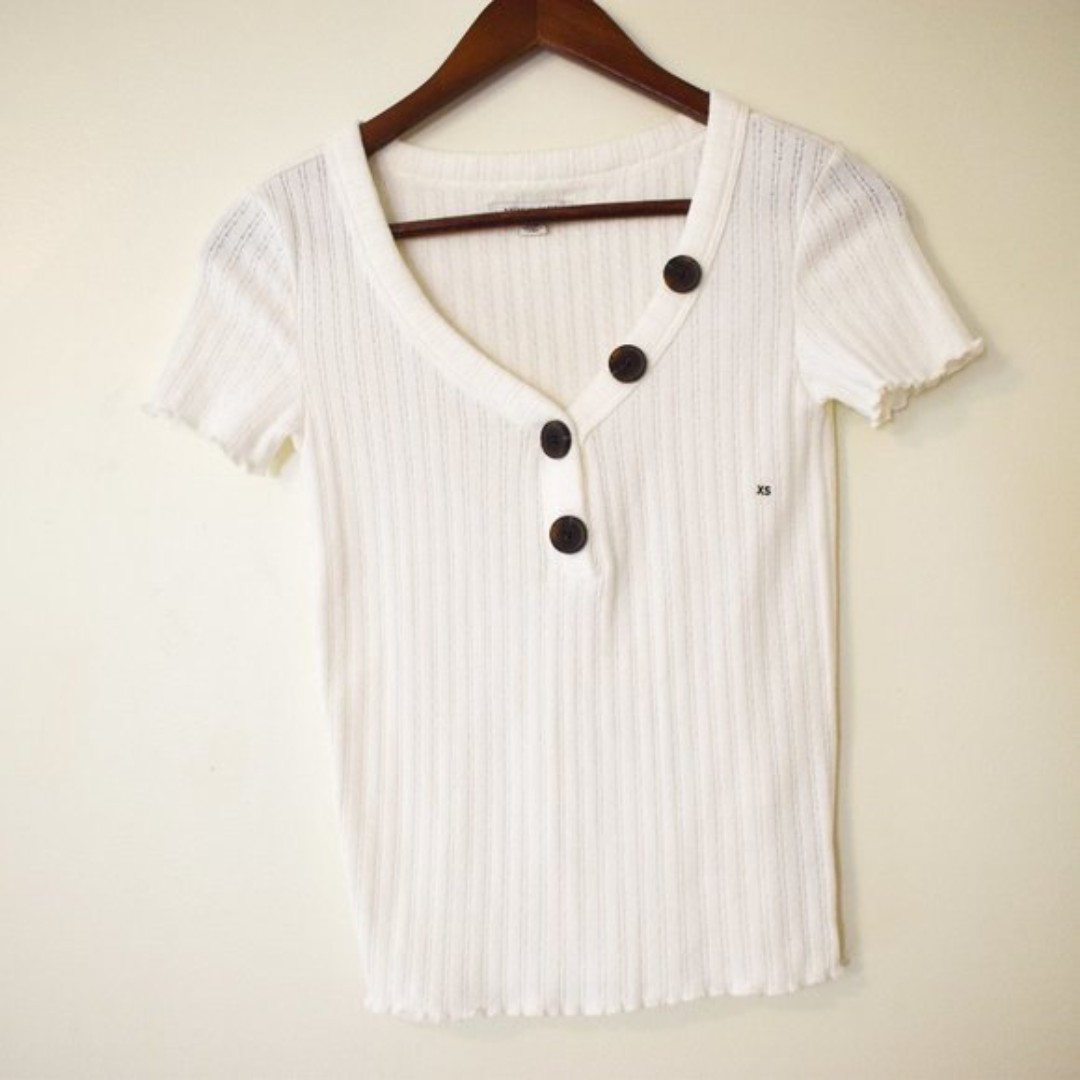American Eagle quilted stretch short sleeve top with buttons