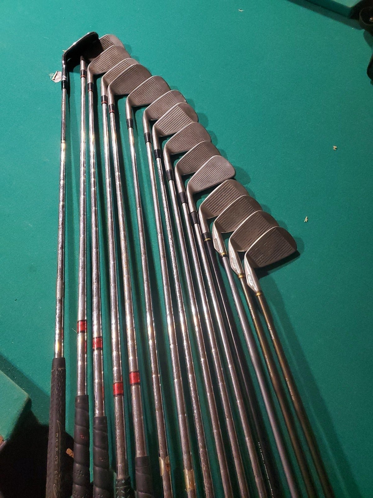 Titleist, cobra, Hogan golf club lot of 17 irons.