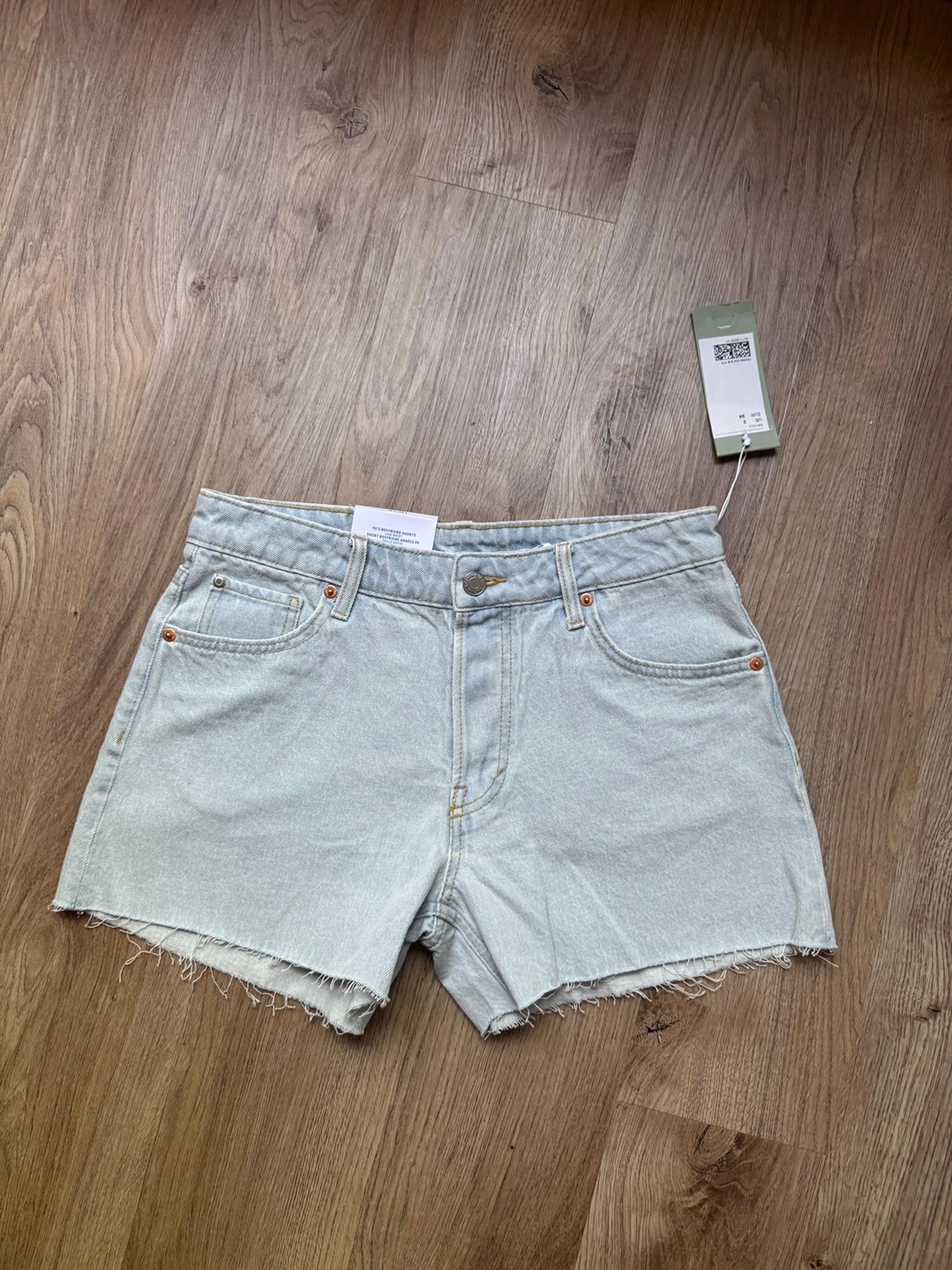 Women’s H&M denim light wash 90’s boyfriend shorts
NWT
