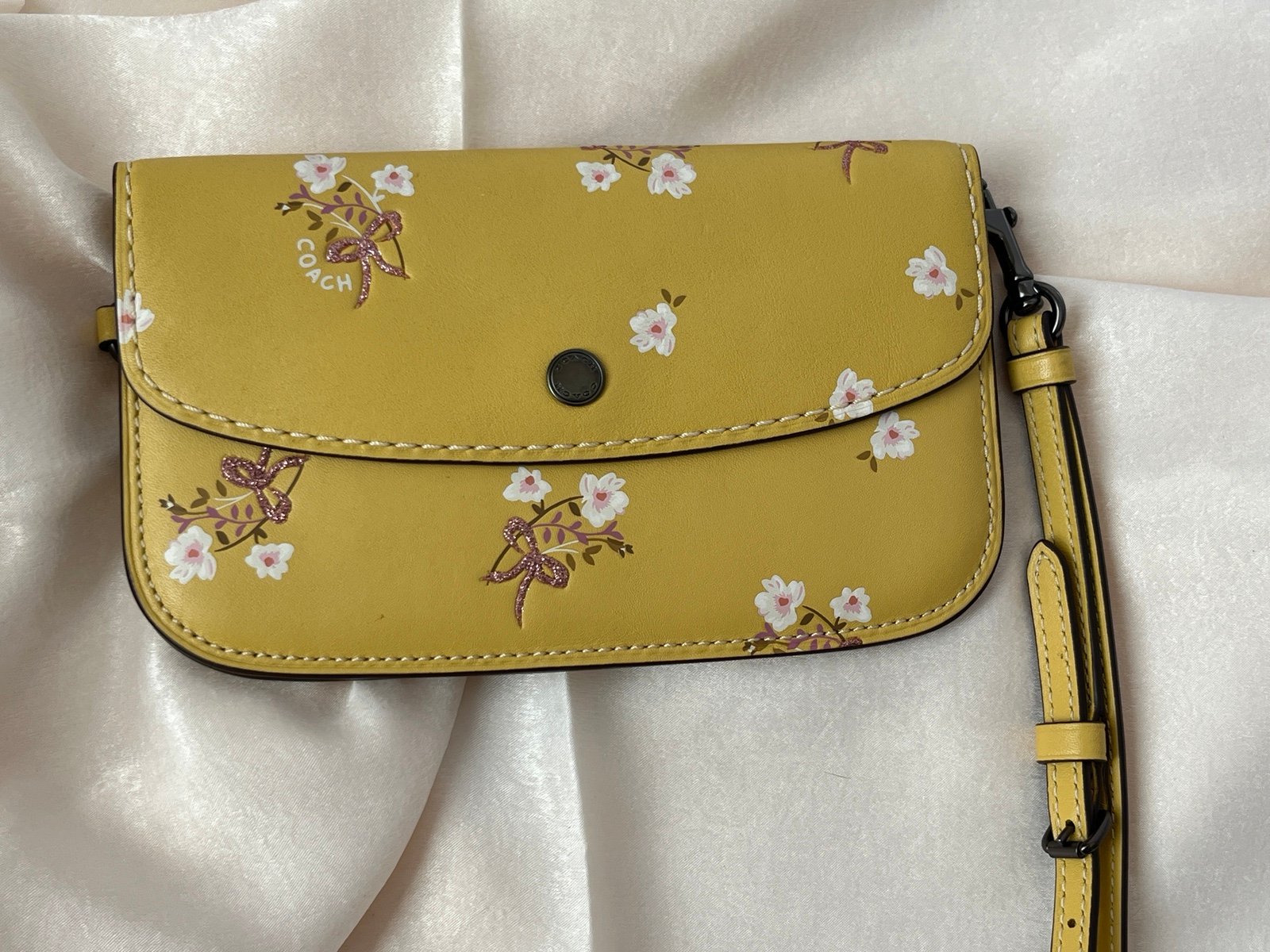 Coach 1941 clutch wristlet yellow floral print