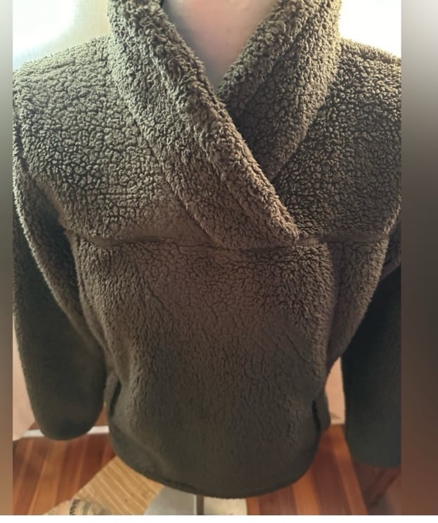 Woman’s Sherpa pull over north face pullover size M