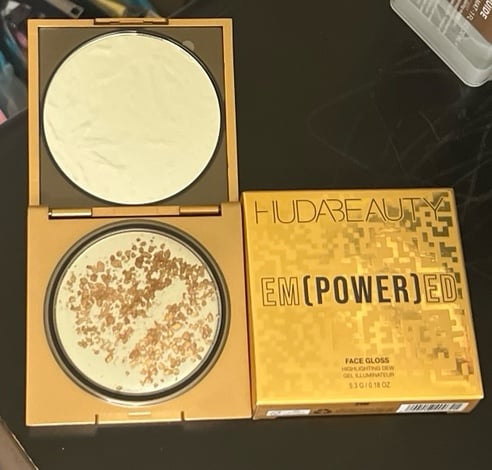 Huda Beauty Empowered Face Gloss Highlighting Dew