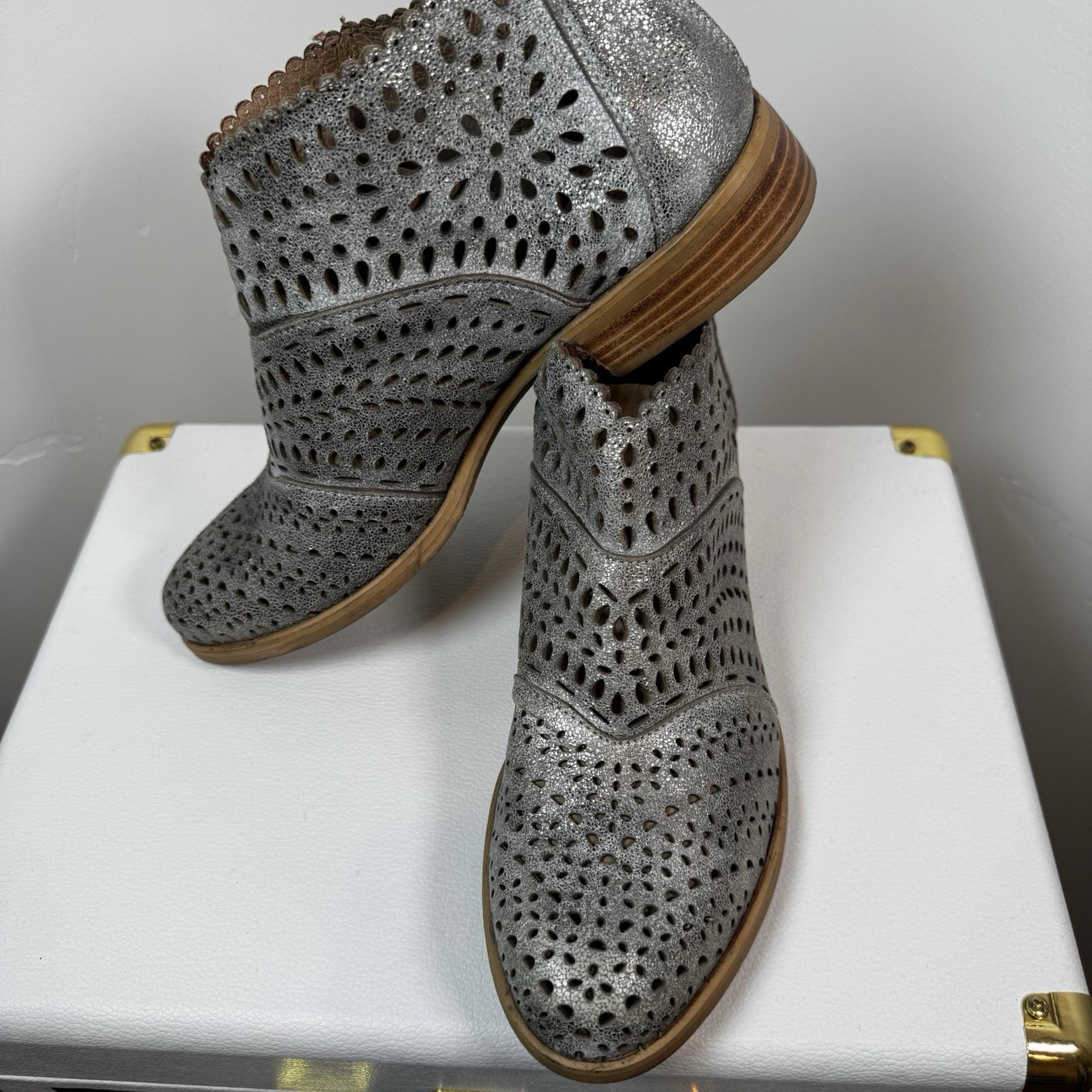 Sundance Women's Boots 7.5 Gray Leather Almond Toe Laser Cut Casual Ankle Boots