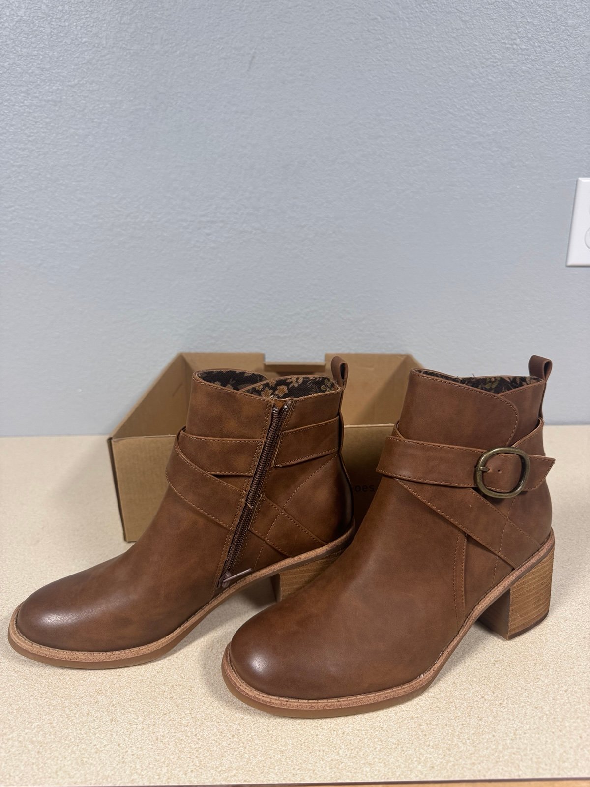 BOC by Born Womens Foxy Stacked Heel Booties New in Box 9