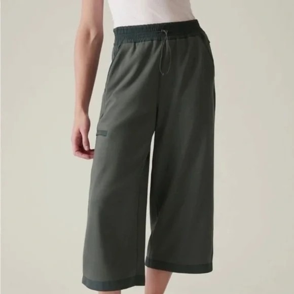 Athleta Triumph Hybrid Wide Crop Size small
