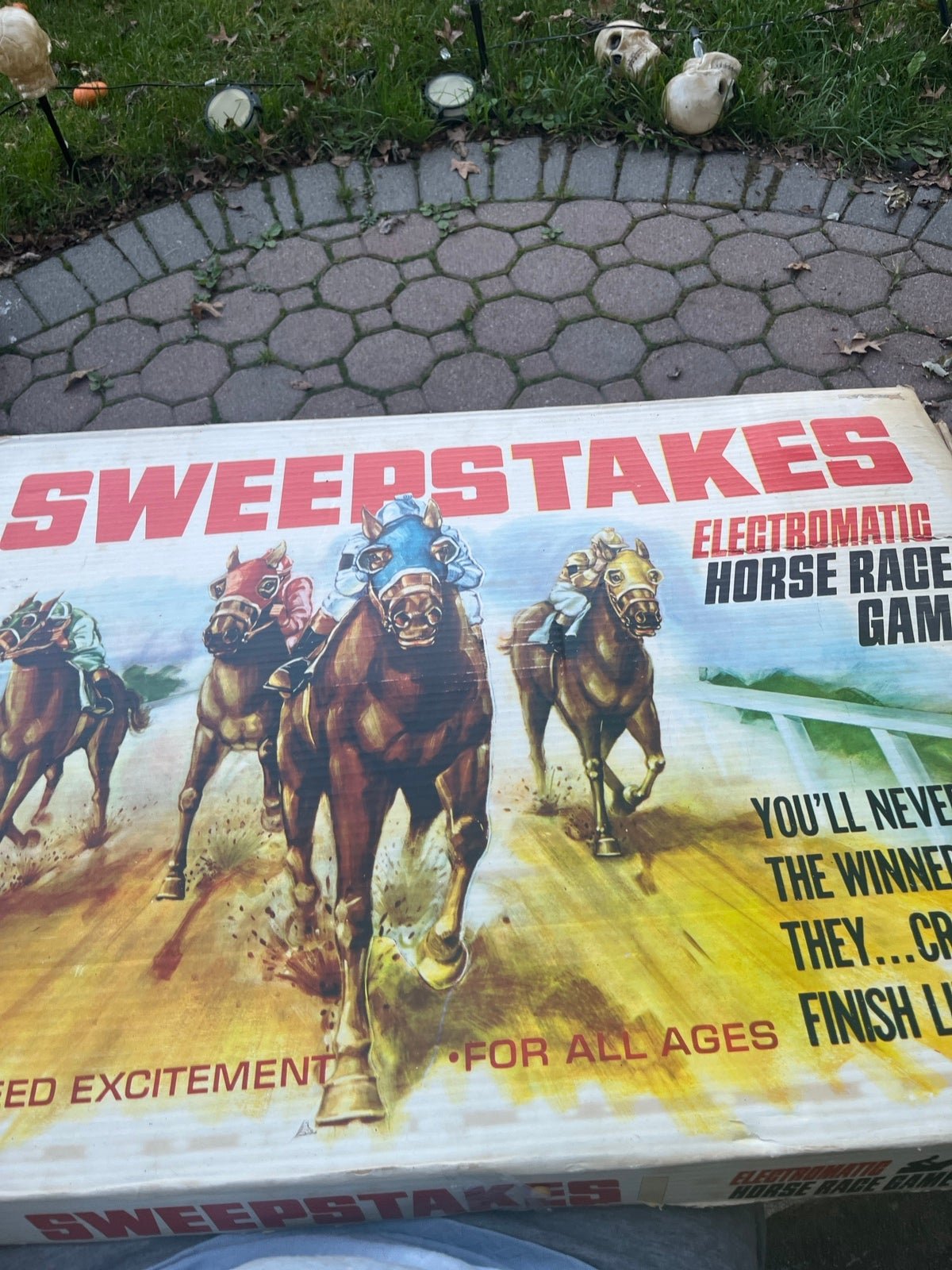 very very rare 1965 sweepstakes horse race game all horses work track is in gre