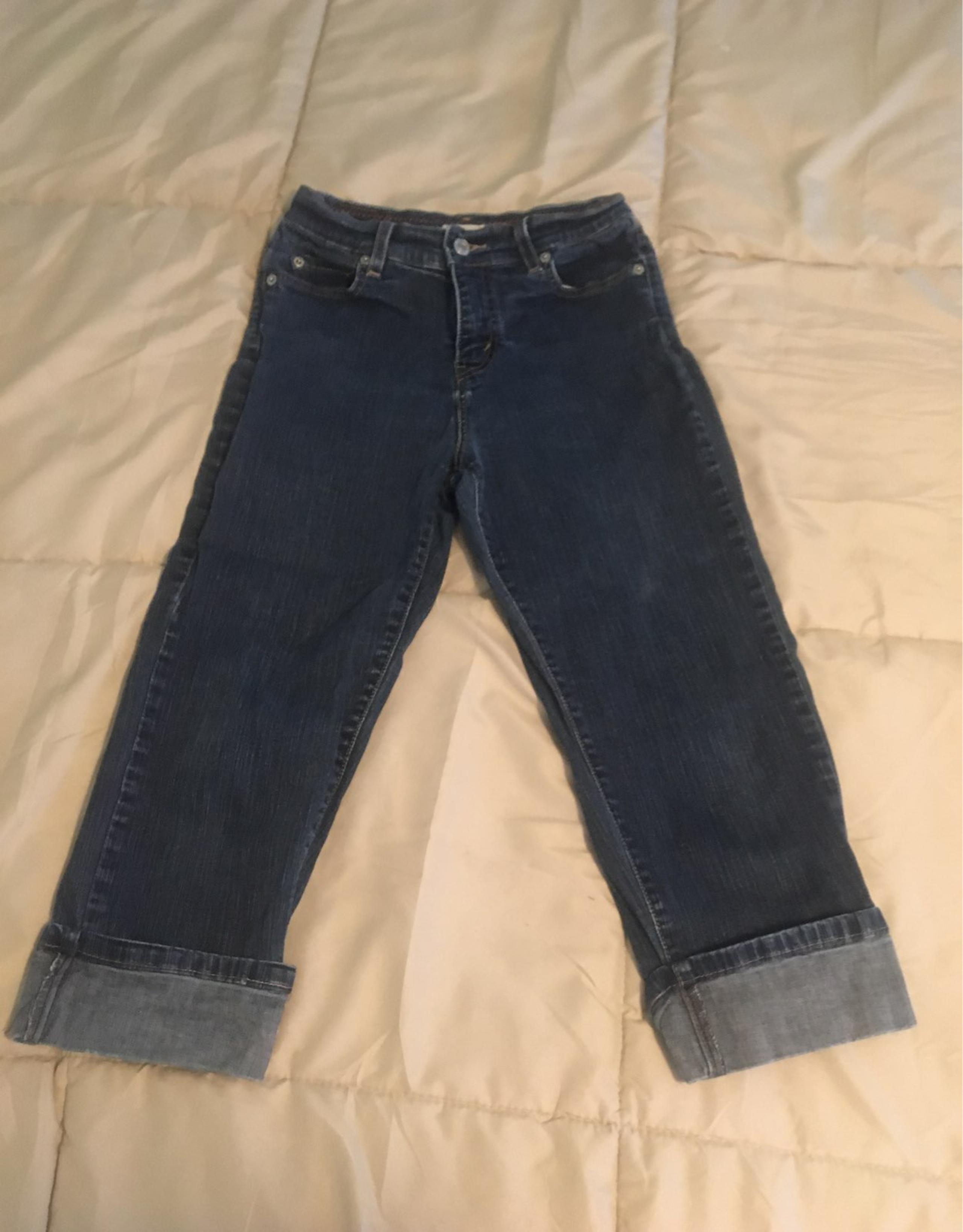 Levi's Women Slimming Capris Jeans size