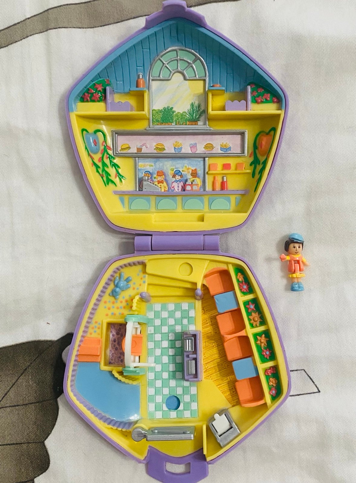 1992 Polly Pocket - Polly at the Burger Stand