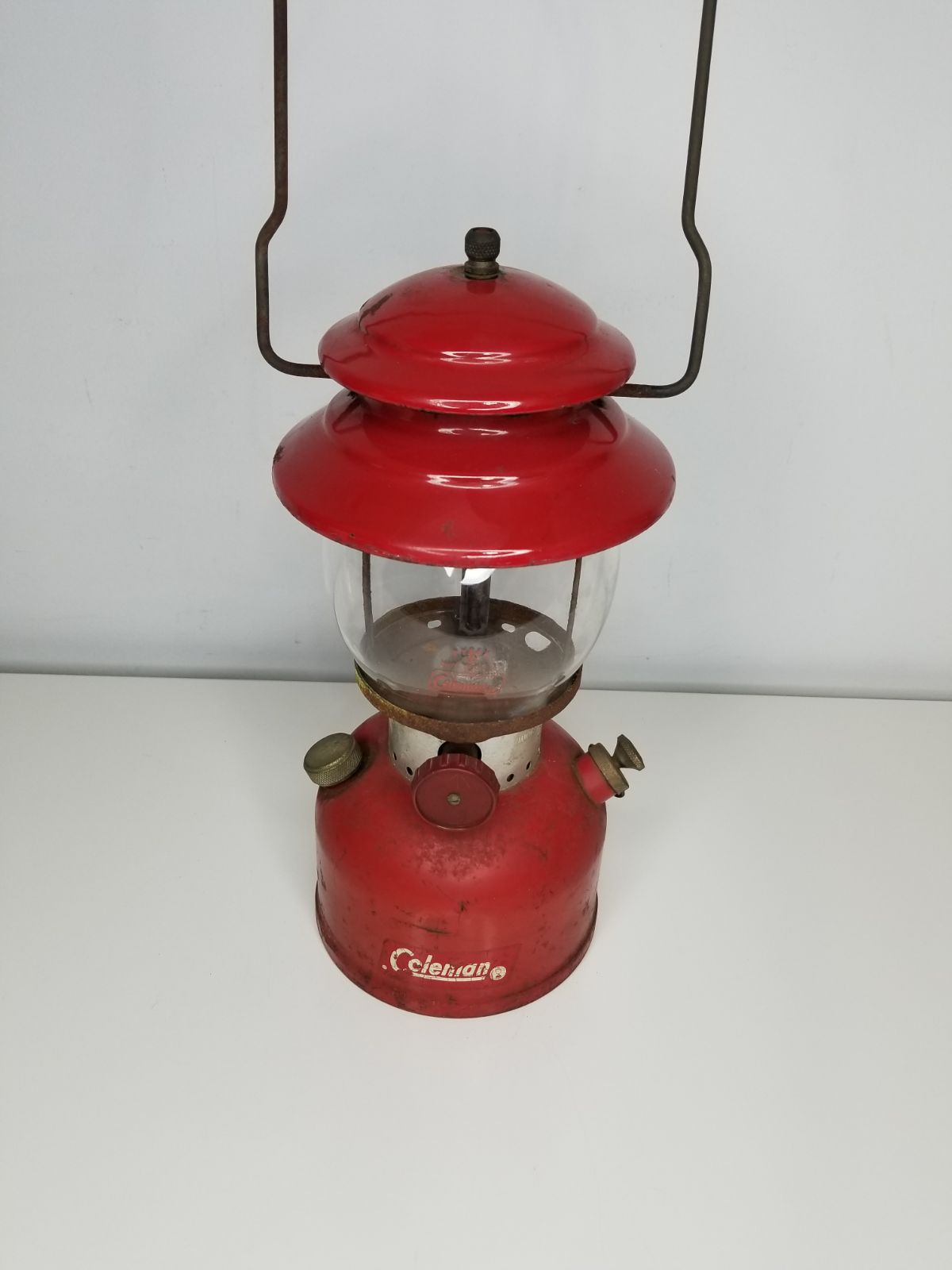 Coleman Lantern Collector 200 A Court Chapeau T-shirt rouge Coleman Lantern Collector 200 A Court Chapeau T-shirt rouge