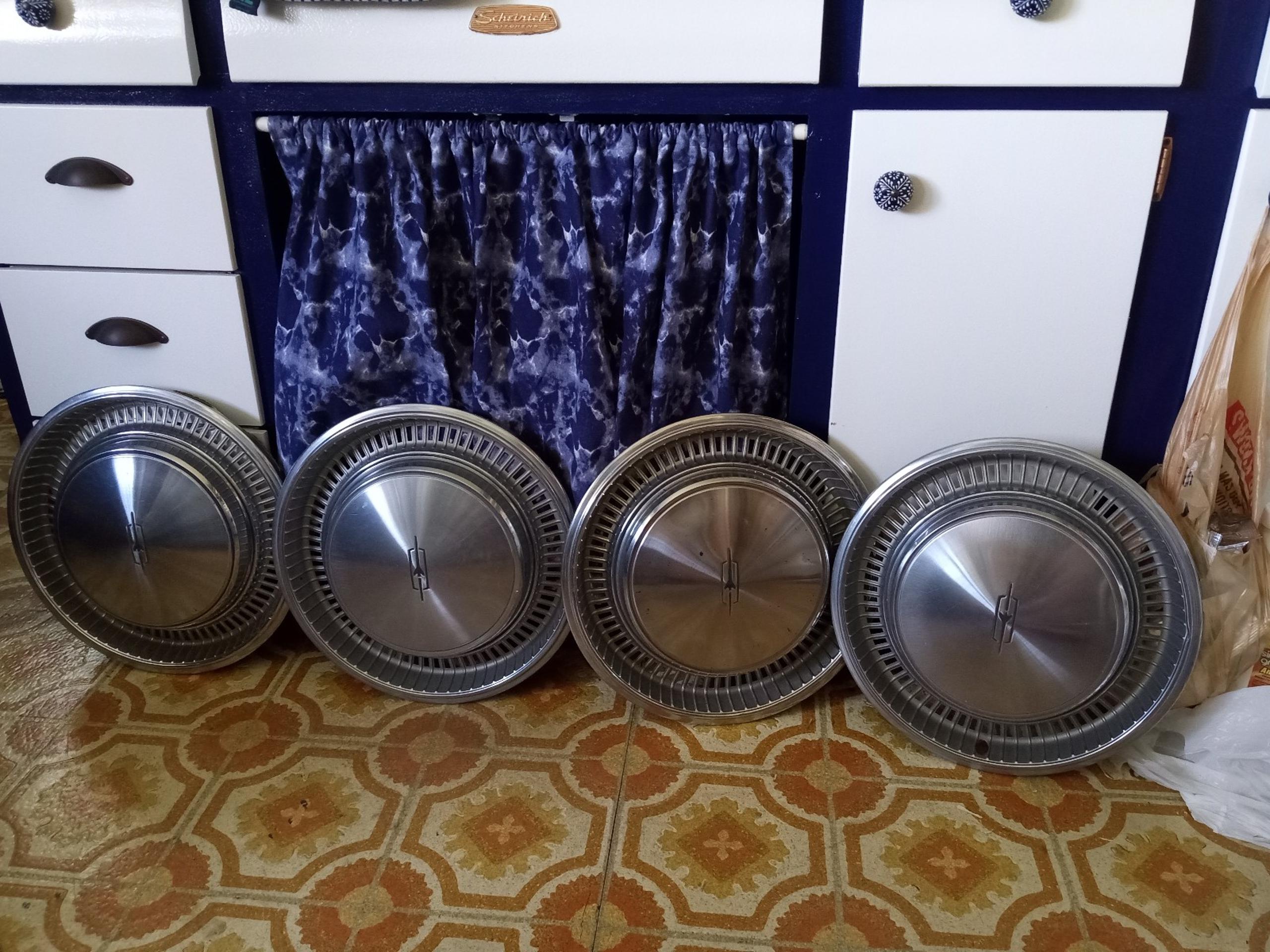 15" Oldsmobile Delta 88 hubcap set - bubble face