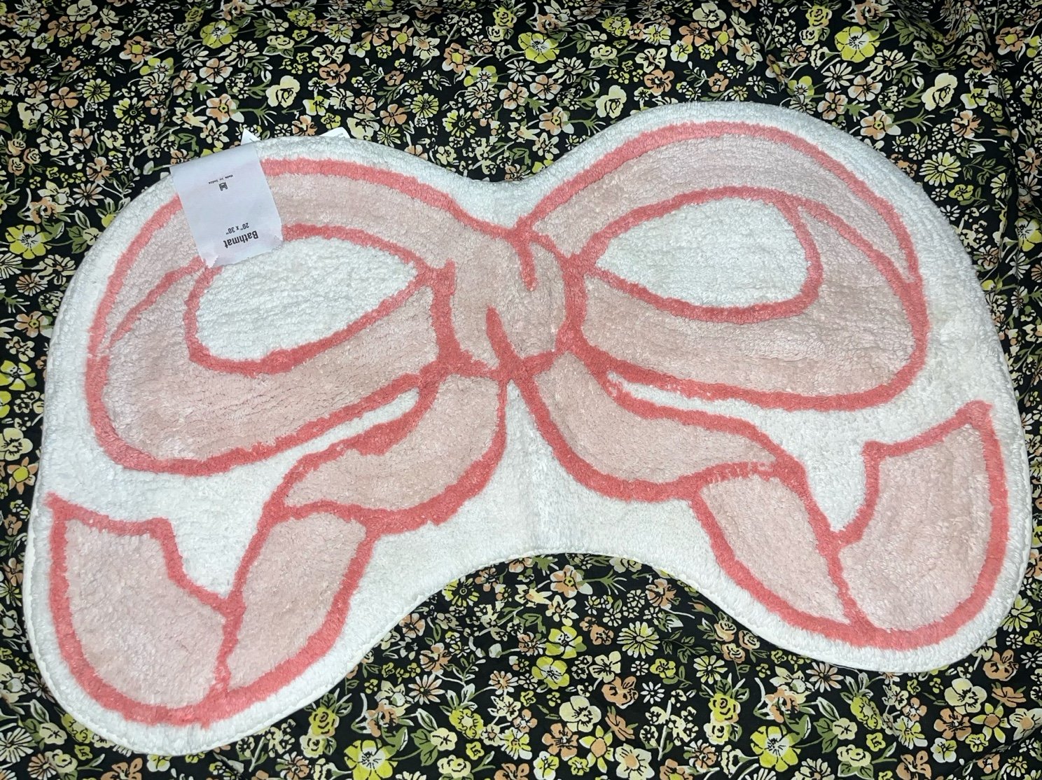 Urban Outfitters UO HOME White and Pink Bow Bathmat 20x30” NEW NWT