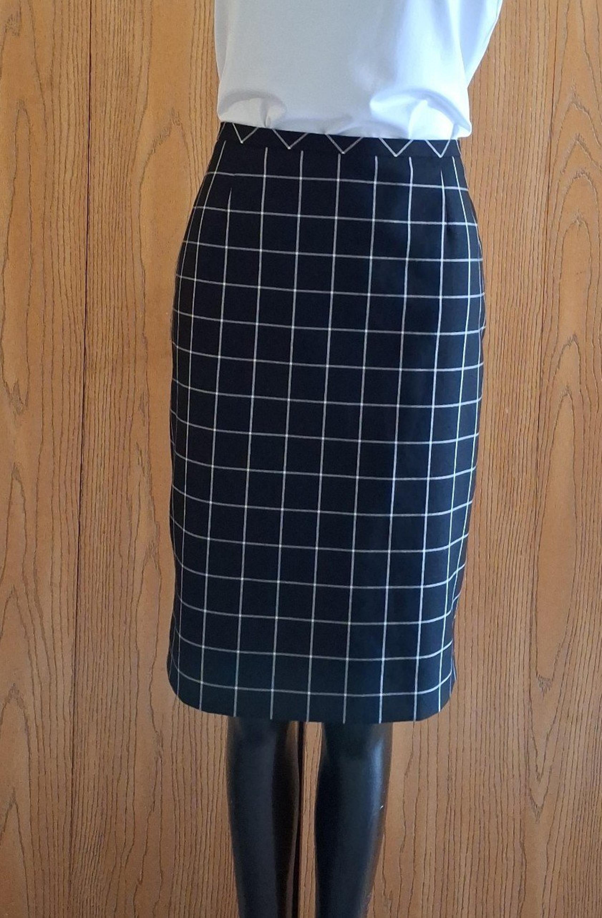 Ladies Tommy Hilfiger Pencil Skirt, Size 8