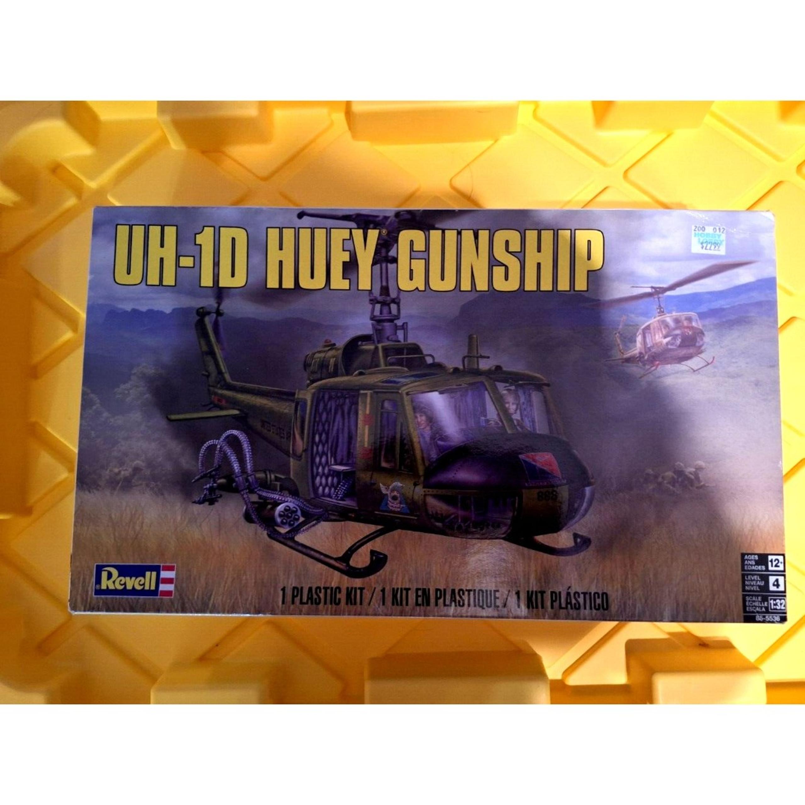 Revell 5536 Bell UH-1D Huey Gunship 1/32 Scale Plastic Model Kit New