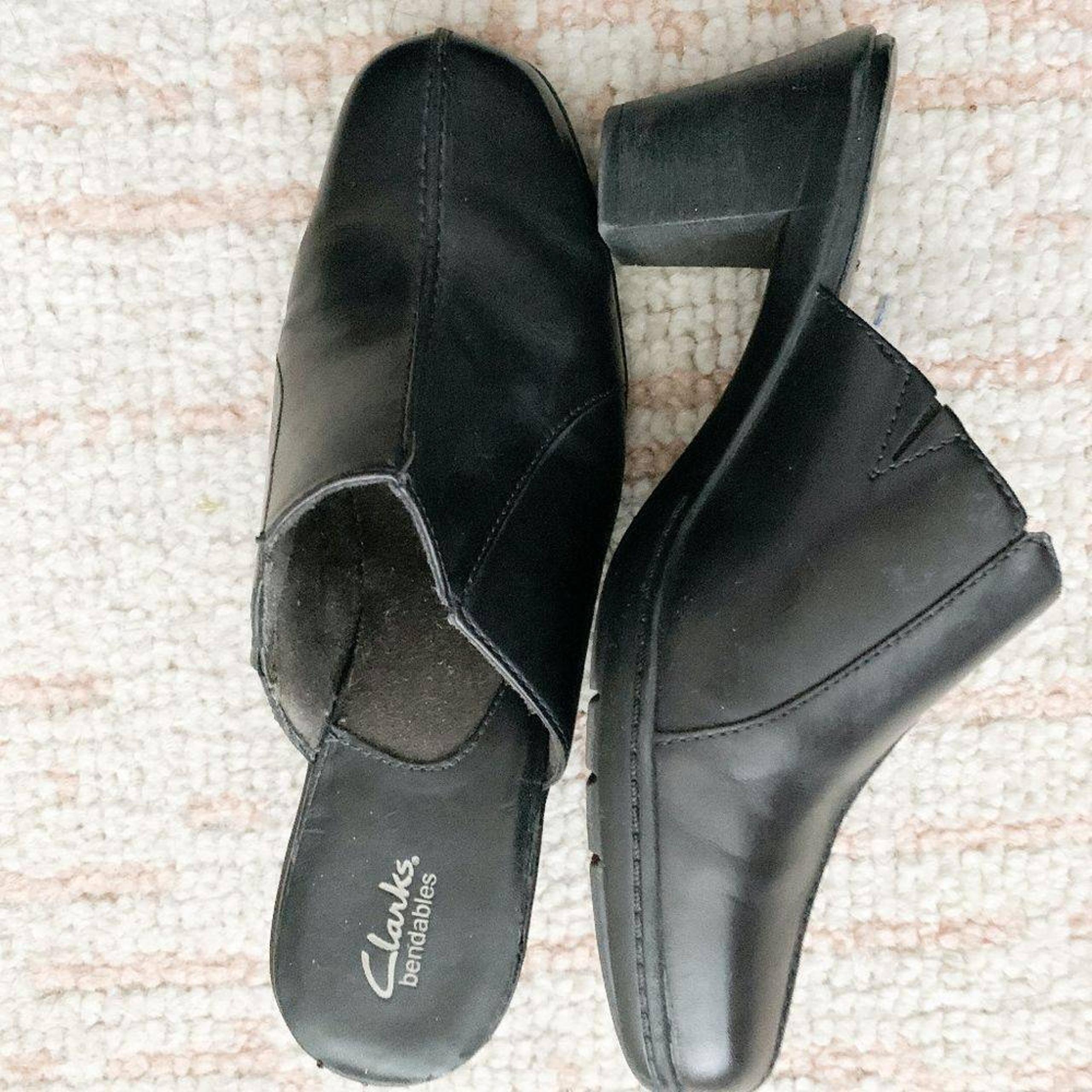 NWOT Clarks Bendable Black Leather Mules