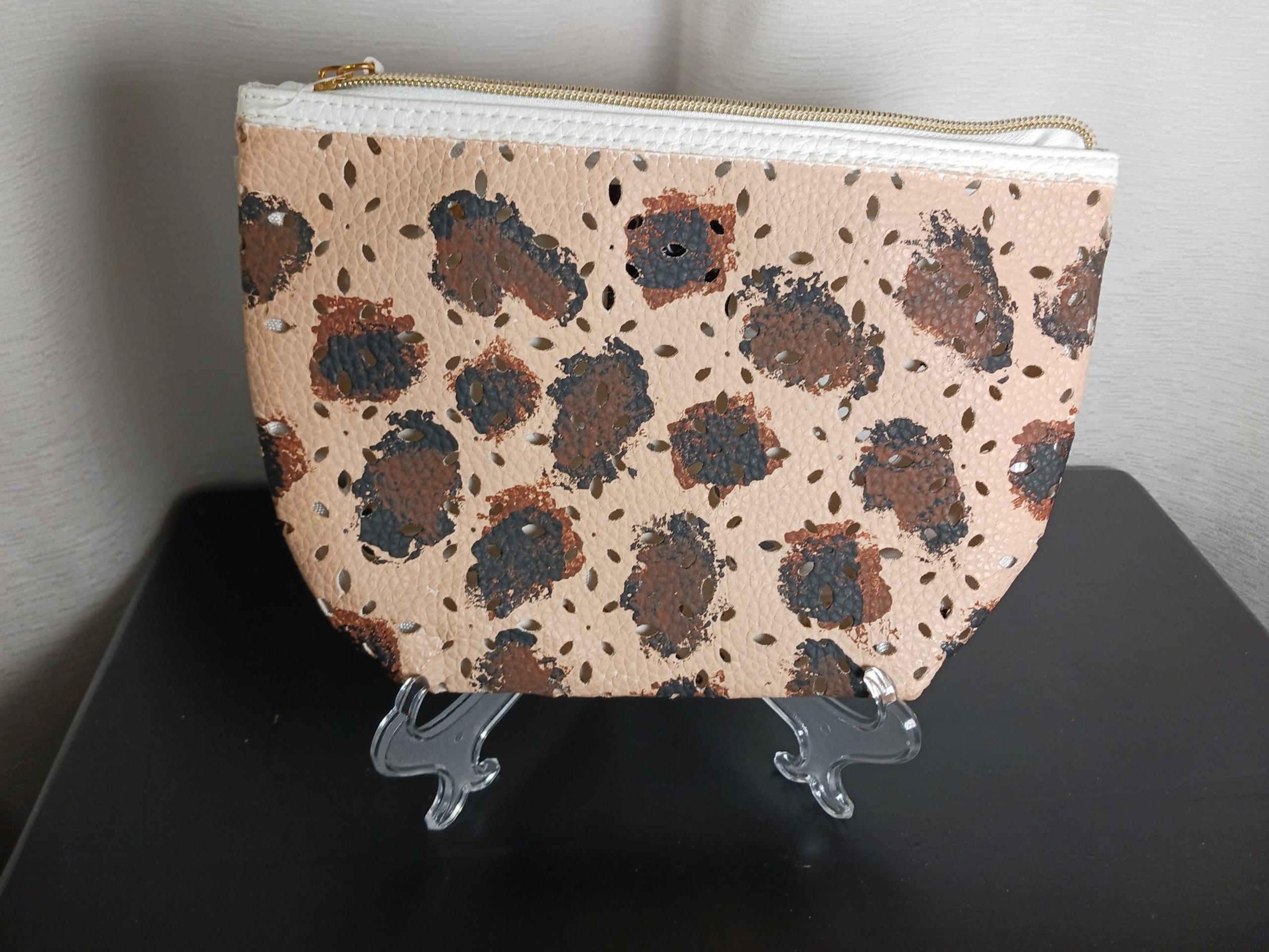 New Saks Fifth Avenue Animal Print Tan & Black Travel Makeup Bag Case Cutout