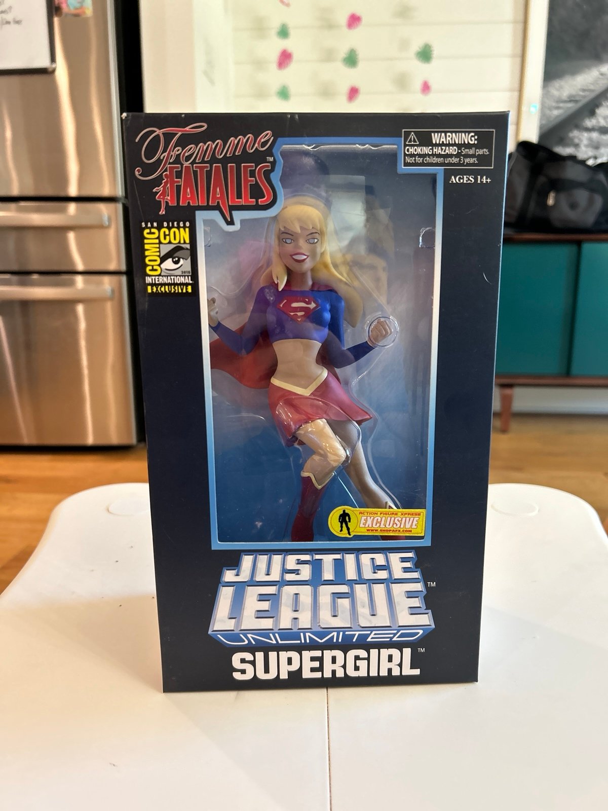 Femme Fatales Supergirl SDCC Exclusive Diamond Select 2015 DC Comics 1283/2000