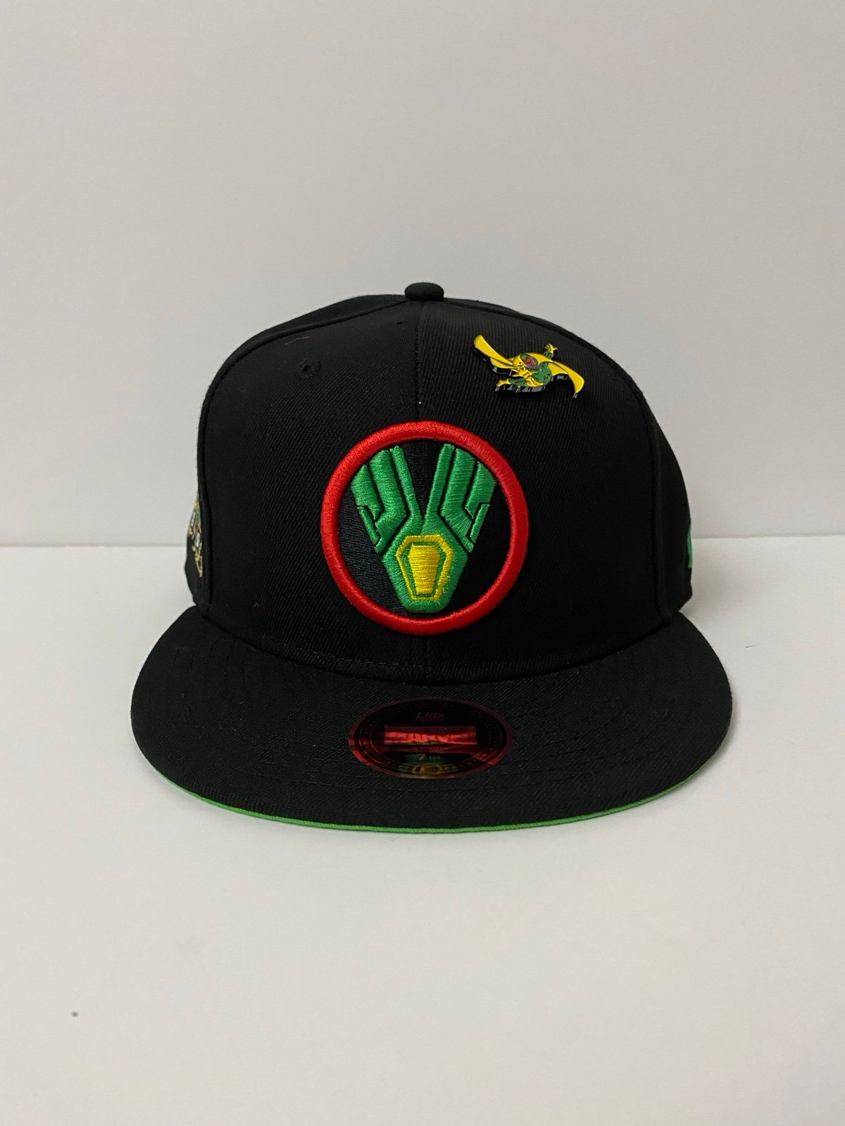 Lids Exclusive Marvel The Vision Logo Black With Pin Fitted Hat 7 1/4 New
