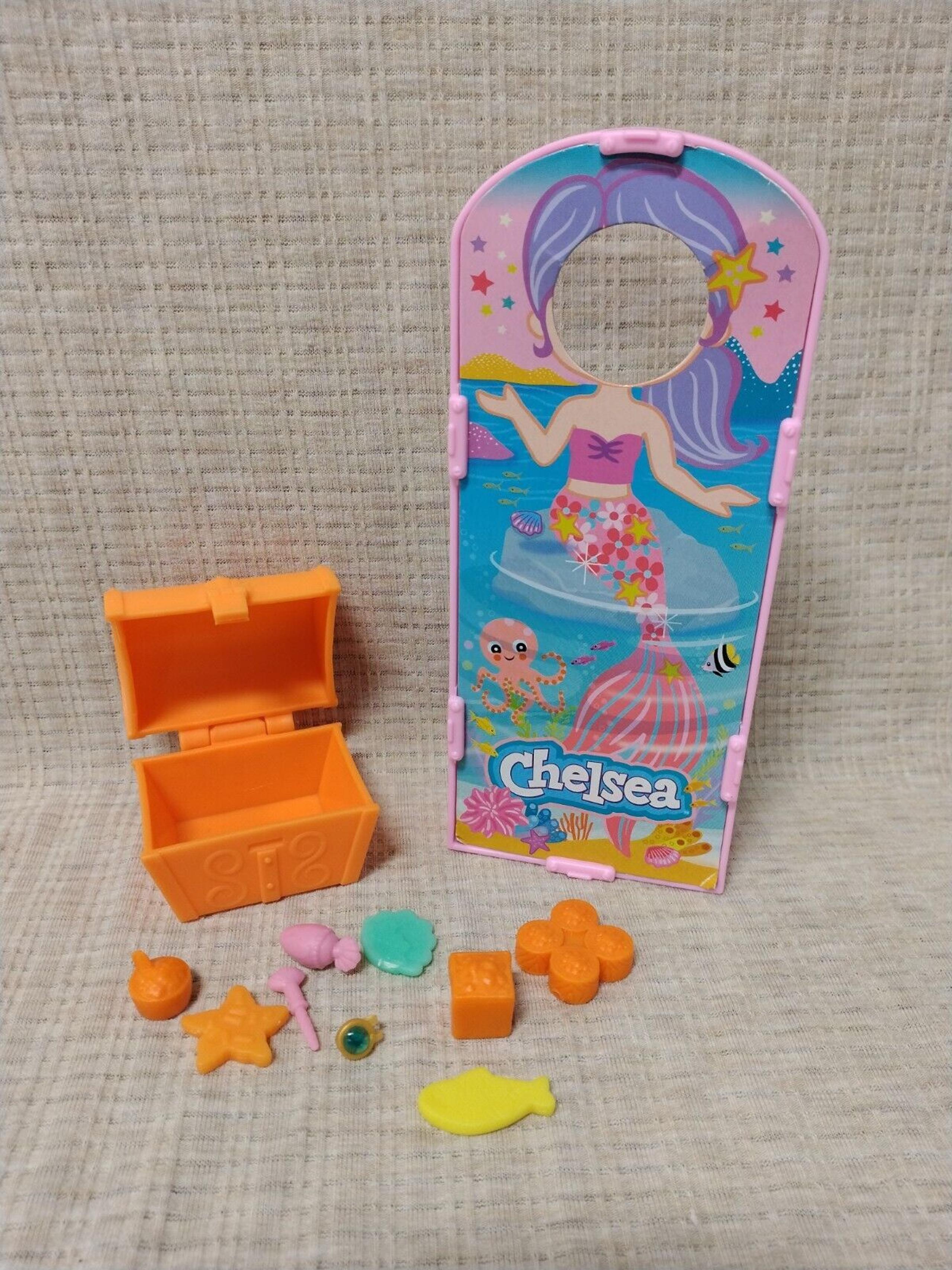T11 Barbie Club Chelsea Carnival Mermaid Photo Booth Prop + Treasure Chest, Misc
