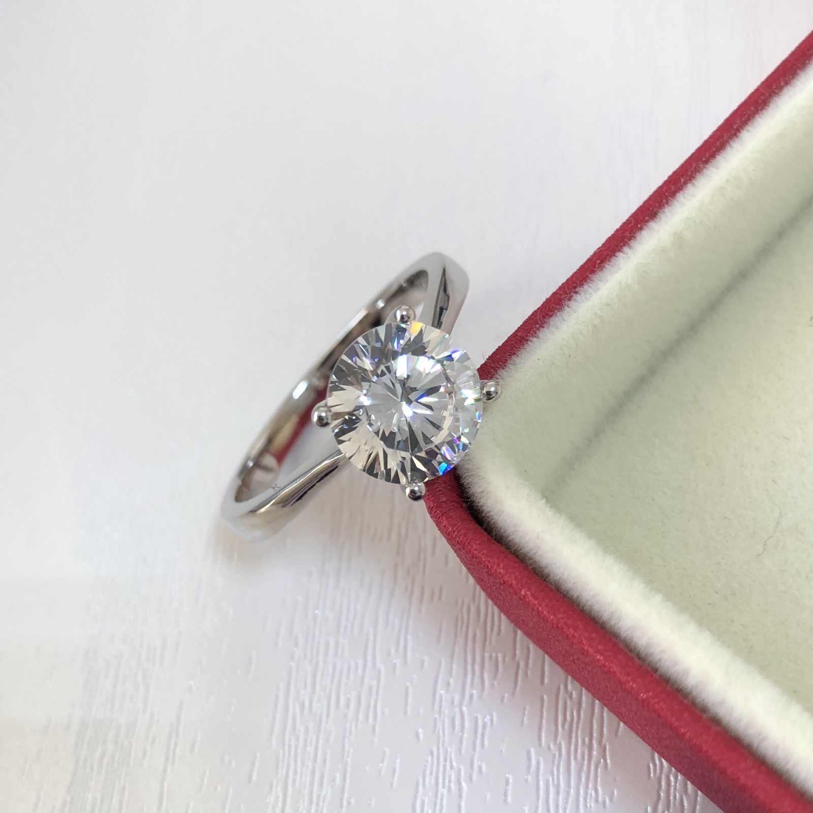 2CT PT950 white gold claw engagement ring