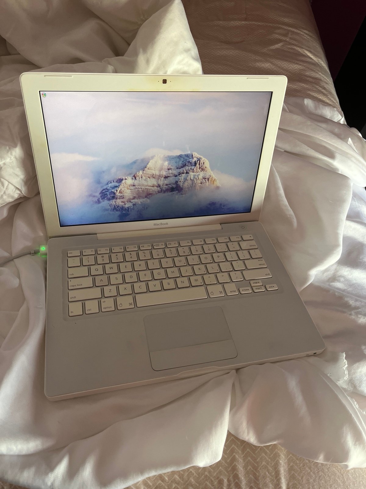 MacBook + Charger