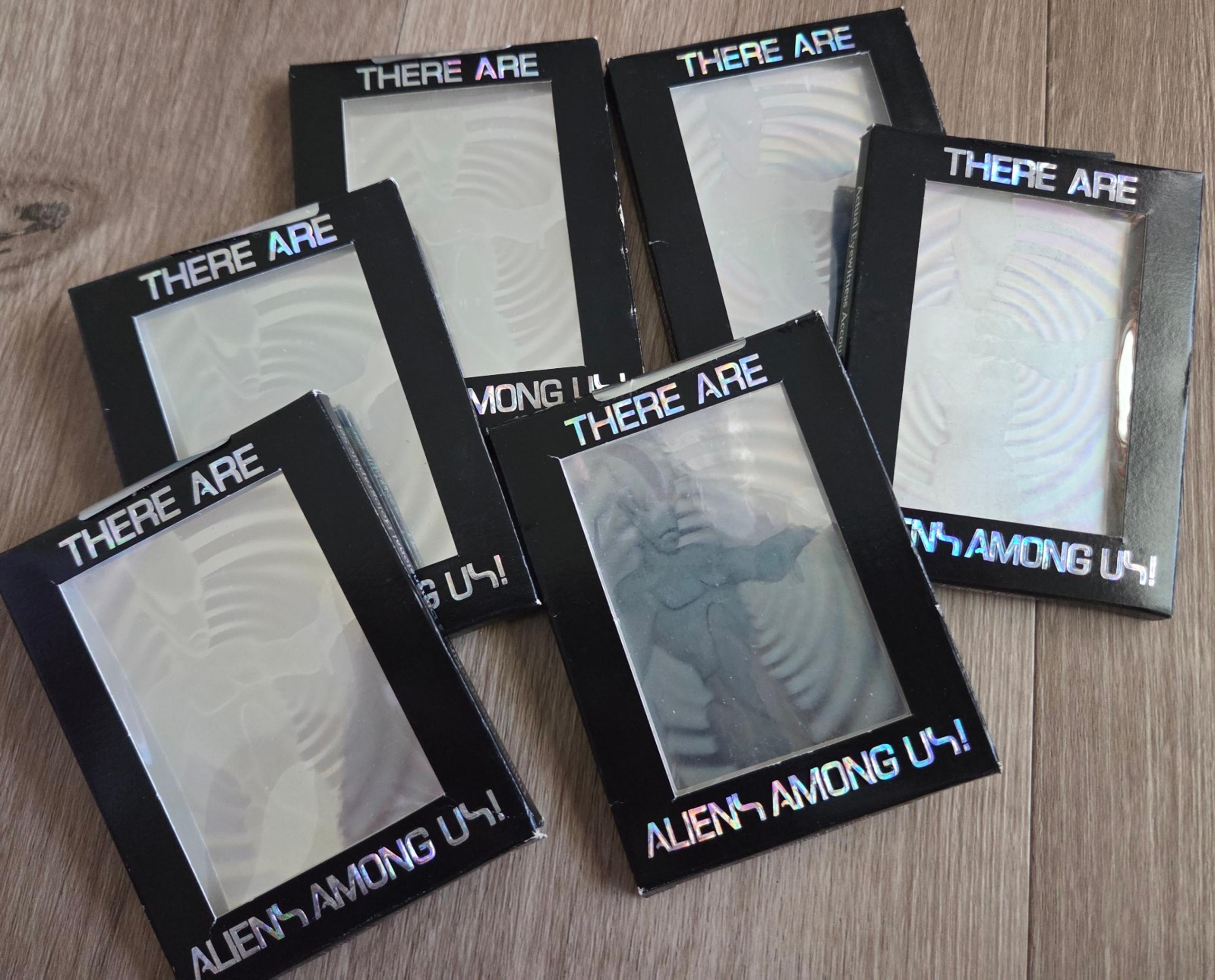 There Are Aliens Among Us Fantasma Holographic Set