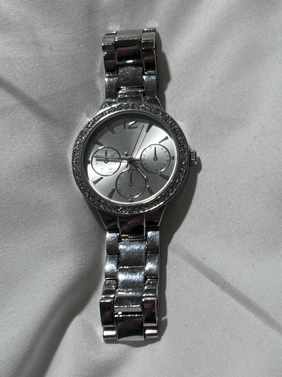 Women’s Rhinestone Round Face Stainless Steel Back Watch