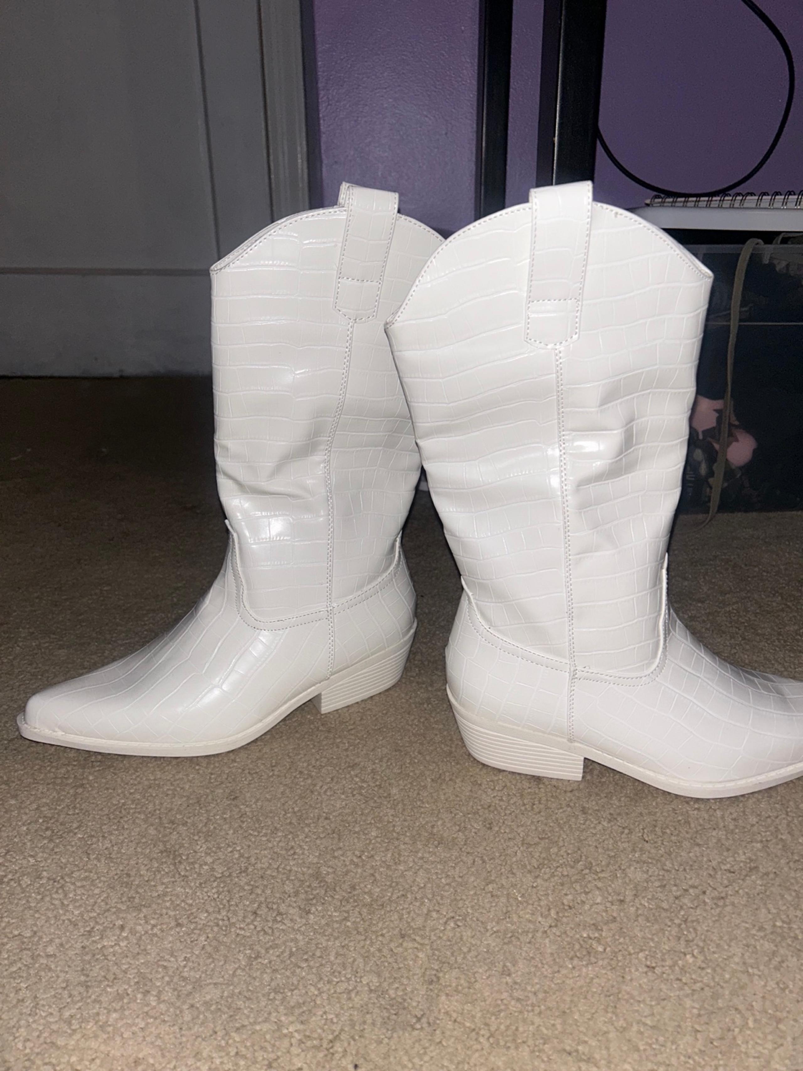 White Women’s Cowboy Boots – Size 8 – Faux Leather